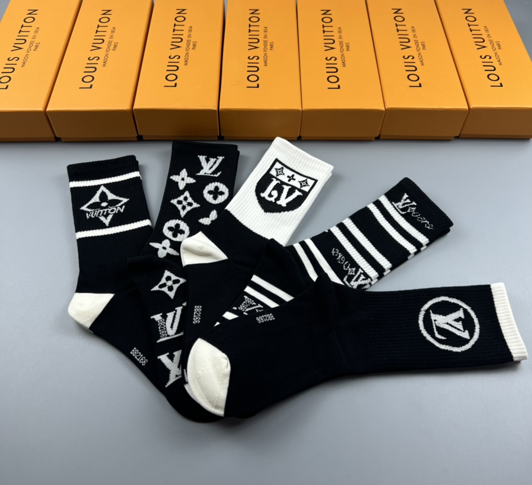  💛配专柜包装
LV（路易威登）新款中长款堆堆袜袜子！一盒五双，专柜同步筒袜袜子，大牌出街，潮人必备。超