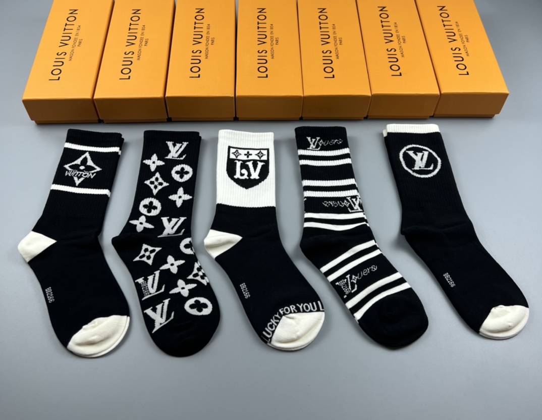  💛配专柜包装
LV（路易威登）新款中长款堆堆袜袜子！一盒五双，专柜同步筒袜袜子，大牌出街，潮人必备。超