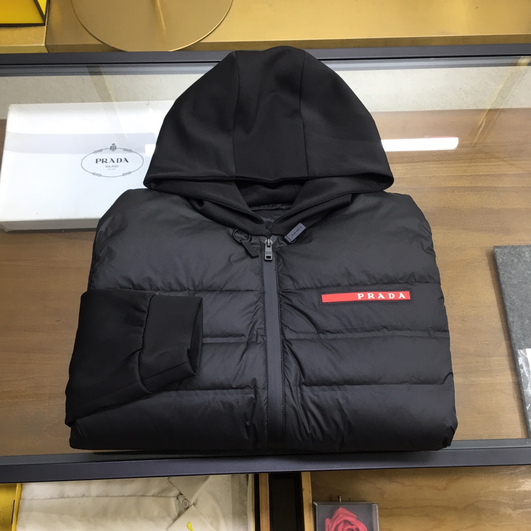 NO:569456,New products in the counter 'Prad...Pula' Men's trendy autumn and winter brand air layer splicing zipper hooded down jacket jacket PD Prada new autumn and winter style!  Trade order!  !  Air layer spliced ​​down hooded casual jacket!  !  A very practical one to wear in winter!  !  The fabric adopts the design of splicing down with air layer. If you look closely at the picture, you can see that the down splicing on the whole body makes the overall three-dimensional feeling full and the upper body does not feel bloated!  Made of patented high-density nylon material spliced ​​with a zero-touch blended air layer, it is not easy to wrinkle, is delicate and comfortable to wear, is very light to wear, and has a delicate texture and luster. After complex processes, it has extremely superior high-density windproof and waterproof properties, and the touch is extremely comfortable. It is a unique type of fabric on the market. The texture is invincible, and the upper body is light and unburdened!  The smooth and thin fiber lining is a type that can be worn with eyes closed in many seasons!  The interior is filled with 90% white duck down, with a yarn-splitting structure. The down filling is even and not easy to shift. It has two kinds of warmth properties. It is easy to wear. The zippered pockets reduce the large area of ​​plane and swelling, and are more refined and shaping. The upper body is casual and stylish, with a certain degree of stiffness. It is definitely recommended for the temperament that is at the forefront of fashion!  48-56 (model weighs 173,143 pounds, upper body size 50,,prada,prada,jackets & coats,jackets & coats,down jacket,hats,alexander wang19860909专柜新品《Prad...普拉》 秋冬季男潮牌空气层拼接拉链连帽羽绒服外套夹克 PD普拉达秋冬新款！贸易订单！！空气层拼接羽绒连帽款休闲外套！！冬季非常实穿的一款！！ 面料采用空气层拼接羽绒的设计,细看图片,大身拼接的羽绒的做法,让整体立体感饱满的同时 上身毫无臃肿感！ 专利科技的高密度尼龙材质拼接零感混纺的空气层制成,不易起皱,细腻舒适穿着非常轻便,质感光泽细腻,经过复杂工艺,具备高密度防风防水属性极为优越,触感极为舒适,属于市面独一无二的面料类型,质感无敌,上身轻便无负担感！ 光滑轻薄的纤维内衬,属于多个季节直接可以闭眼入的类型！ 内里填充 90白鸭绒,衍线的结构,充绒均匀不易跑位,两种保暖属性,实力好穿、拉链式的口袋,少了大面积的平面与膨胀感,更具精练与塑形力 上身休闲有型,有一定的挺括度,绝对走在时尚最尖端的气质感推荐！48-56（模特173,143斤上身50码,,prada,prada,jackets & coats,jackets & coats,down jacket,hats,alexander wang,Men's clothing