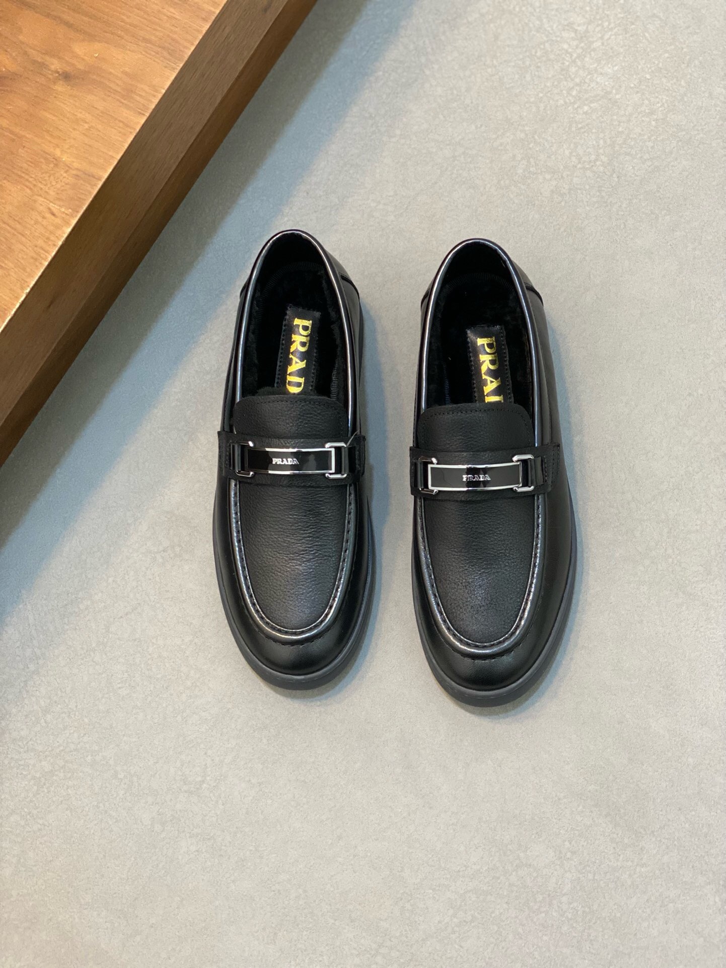 NO:219537,Prada/Prada Winter Maori Men's Casual Shoes Imported Napa Cowhide Upper raised layered design, lightweight and breathable, soft and comfortable Calfskin has a unique sporty style, genuine leather shoes tongue with classic PRADA letters, showing the brand style, rubber outsole, light, genuine leather foot pads, wool lining, excellent foot feeling, with original packaging, Size 38-39-40-41-42-43-44 Standard size, Prada, prada, prada, cowhide19860909Prada/普拉达 冬季毛里男士休闲鞋 进口纳帕牛皮鞋面凸起层次设计感 轻盈透气 柔软舒适 小牛皮颇具与众不同的运动风范 真皮鞋舌配经典PRADA字母 尽显品牌格调 橡胶大底 轻盈 真皮垫脚 羊毛内里 脚感极佳 配原包装 尺码38-39-40-41-42-43-44 标准尺码,普拉达,prada,prada,cowhide,Men's shoes