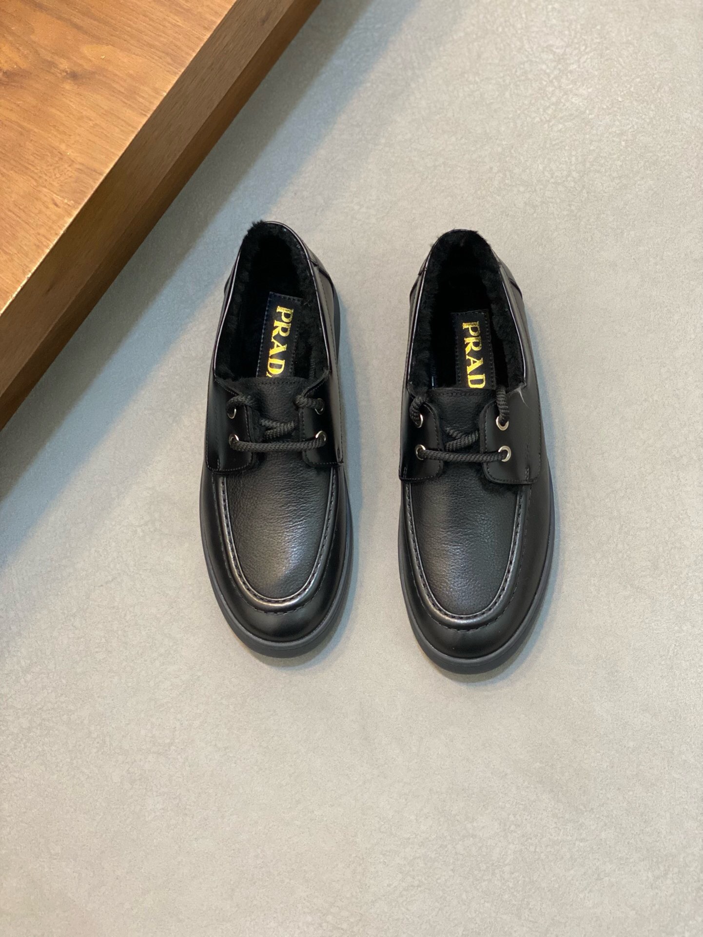 NO:219548,Prada/Prada Winter Maori Men's Casual Shoes Imported Napa Cowhide Upper raised layered design, lightweight and breathable, soft and comfortable Calfskin has a unique sporty style, genuine leather shoes tongue with classic PRADA letters, showing the brand style, rubber outsole, light, genuine leather foot pads, wool lining, excellent foot feeling, with original packaging, Size 38-39-40-41-42-43-44 Standard size, Prada, prada, prada, cowhide19860909Prada/普拉达 冬季毛里男士休闲鞋 进口纳帕牛皮鞋面凸起层次设计感 轻盈透气 柔软舒适 小牛皮颇具与众不同的运动风范 真皮鞋舌配经典PRADA字母 尽显品牌格调 橡胶大底 轻盈 真皮垫脚 羊毛内里 脚感极佳 配原包装 尺码38-39-40-41-42-43-44 标准尺码,普拉达,prada,prada,cowhide,Men's shoes