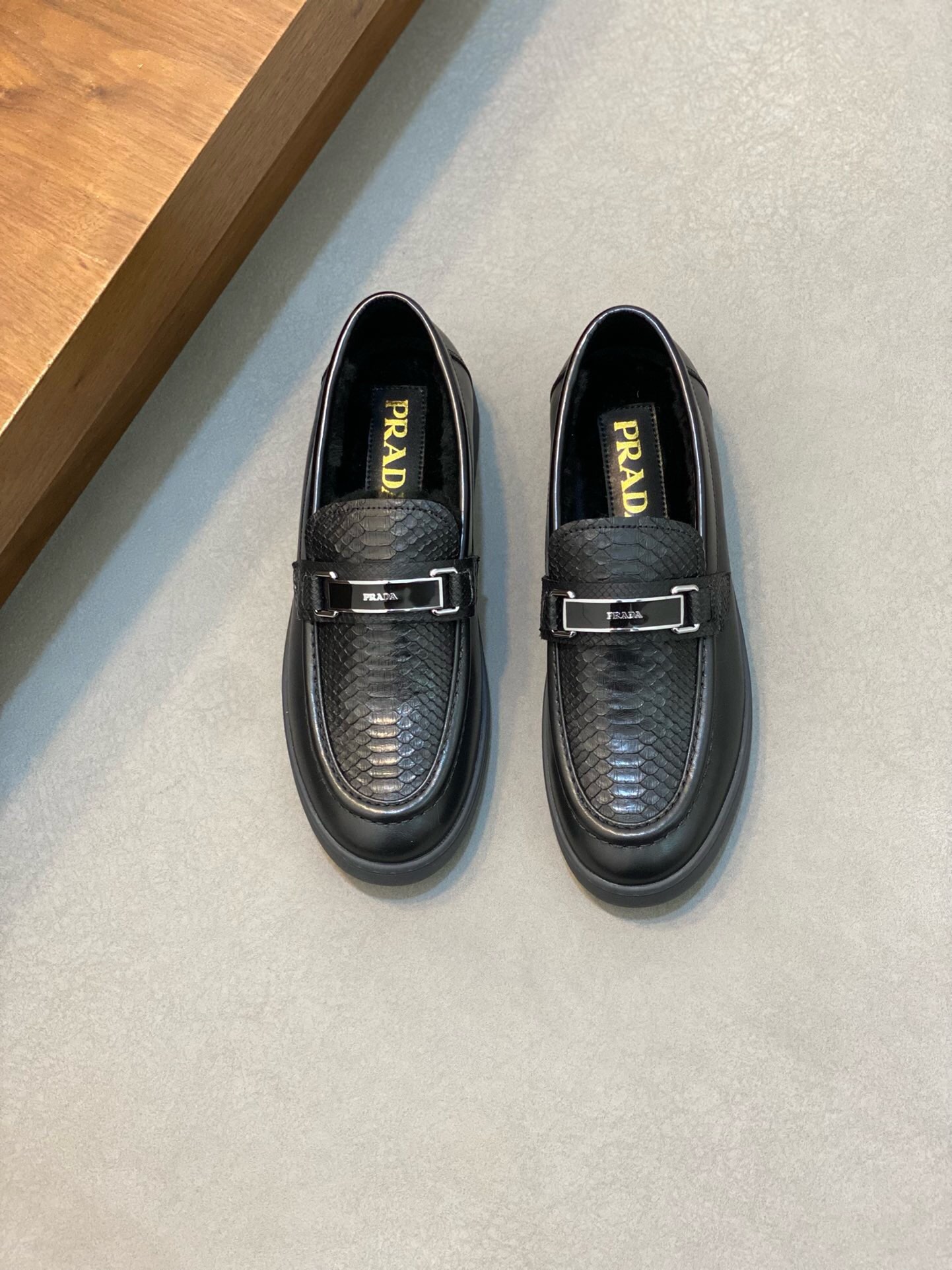 NO:219543,Prada/Prada Men's casual shoes for winter cowhide with snake leather upper raised layered design lightweight breathable soft and comfortable Different sports style Leather shoes tongue with classic PRADA letters Full of brand style Rubber outsole Light leather foot pads Wool inner foot feeling Excellent foot feeling With original packaging Size 38-39-40-41-42-43-44 Standard size, Prada, prada, prada, cowhide, snakeskin19860909Prada/普拉达 冬季毛里男士休闲鞋 牛皮搭配蛇皮鞋面凸起层次设计感 轻盈透气 柔软舒适 与众不同的运动风范 真皮鞋舌配经典PRADA字母 尽显品牌格调 橡胶大底 轻盈 真皮垫脚 羊毛内里 脚感极佳 配原包装 尺码38-39-40-41-42-43-44 标准尺码,普拉达,prada,prada,cowhide,snakeskin,Men's shoes