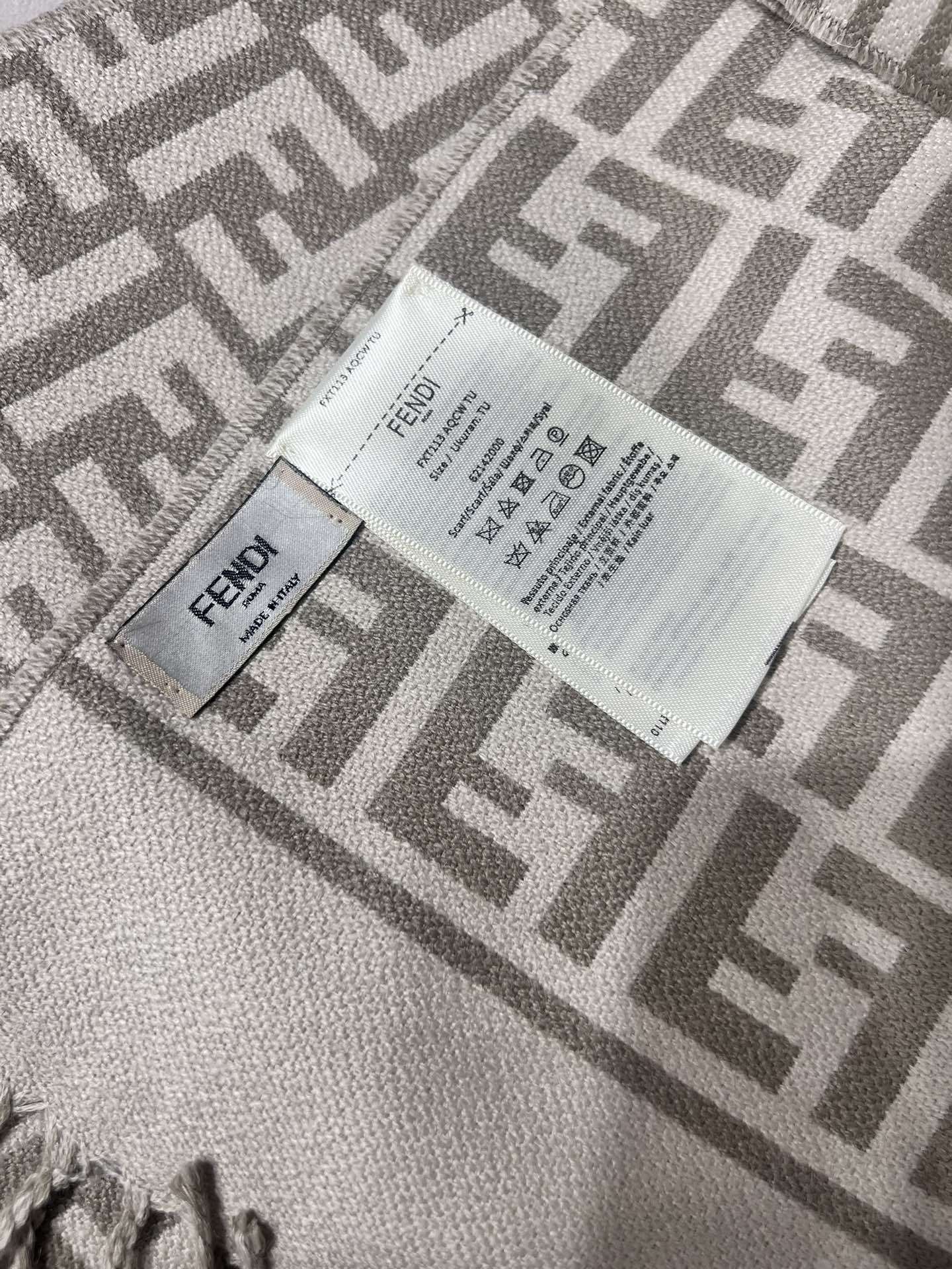 💟新款极品‼️Fendi今年最火的围巾。全世界都在抢的老花FF字母款。主打的限量大极品‼️专柜也是有钱也