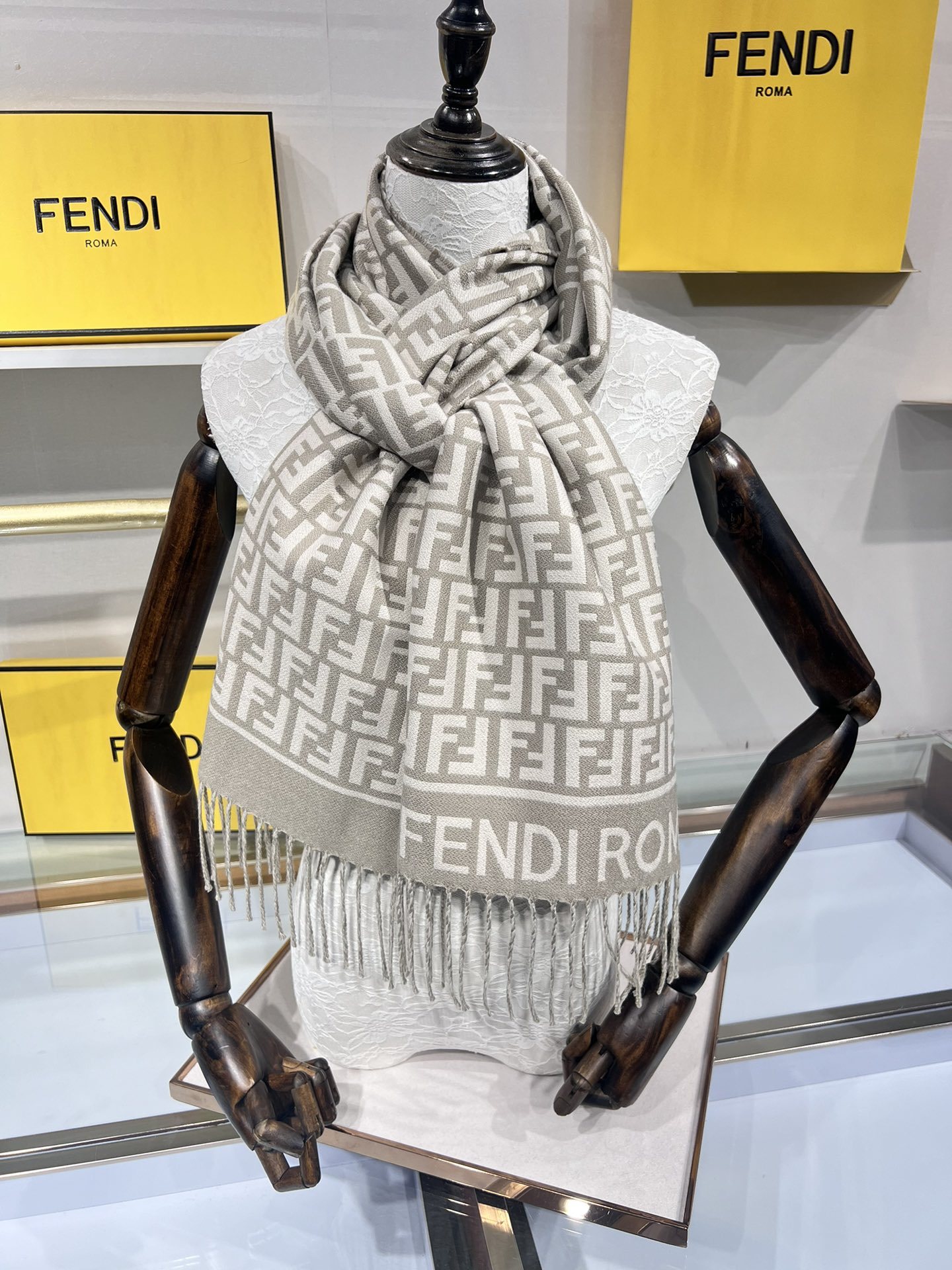 💟新款极品‼️Fendi今年最火的围巾。全世界都在抢的老花FF字母款。主打的限量大极品‼️专柜也是有钱也