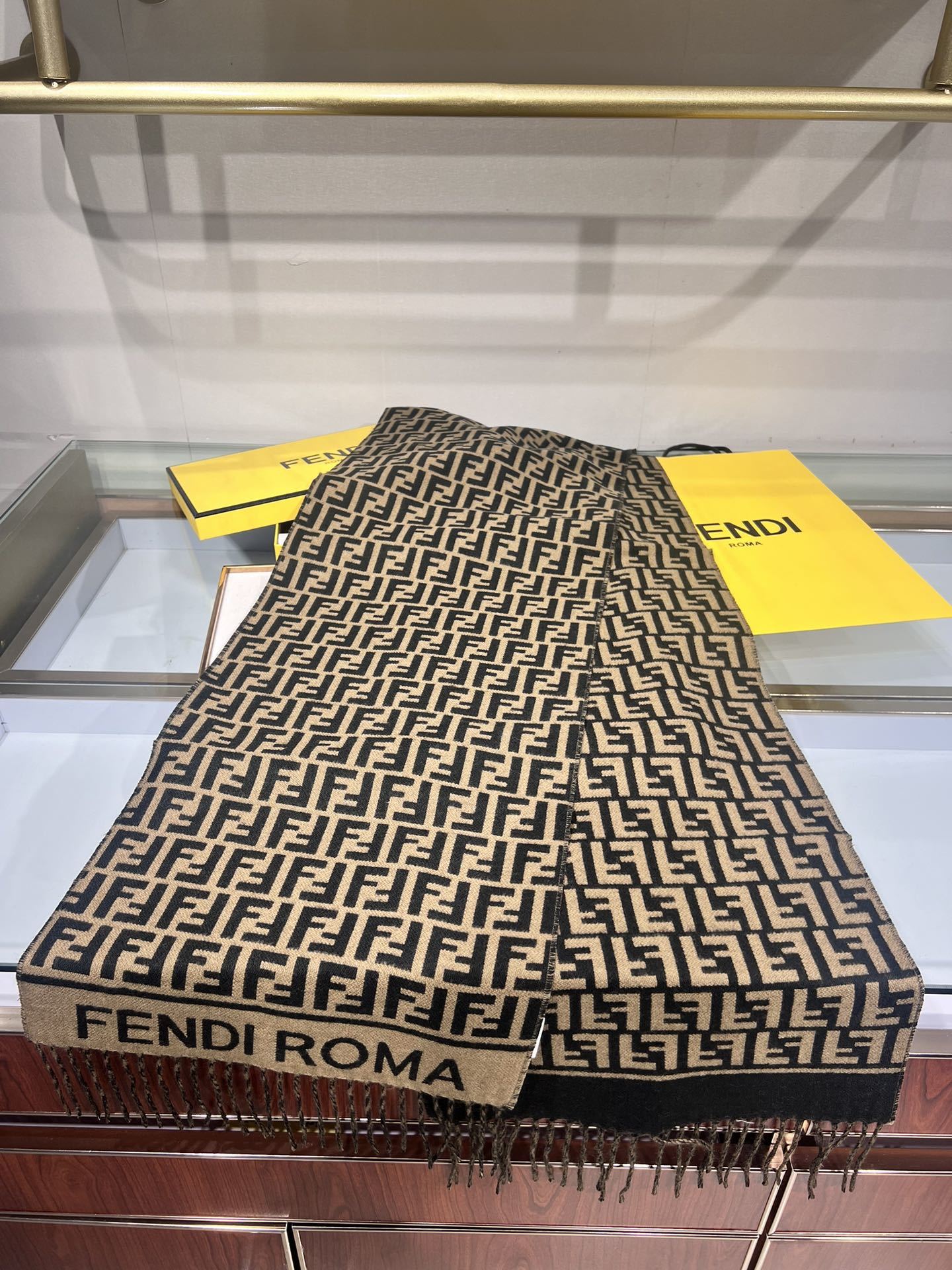 💟新款极品‼️Fendi今年最火的围巾。全世界都在抢的老花FF字母款。主打的限量大极品‼️专柜也是有钱也