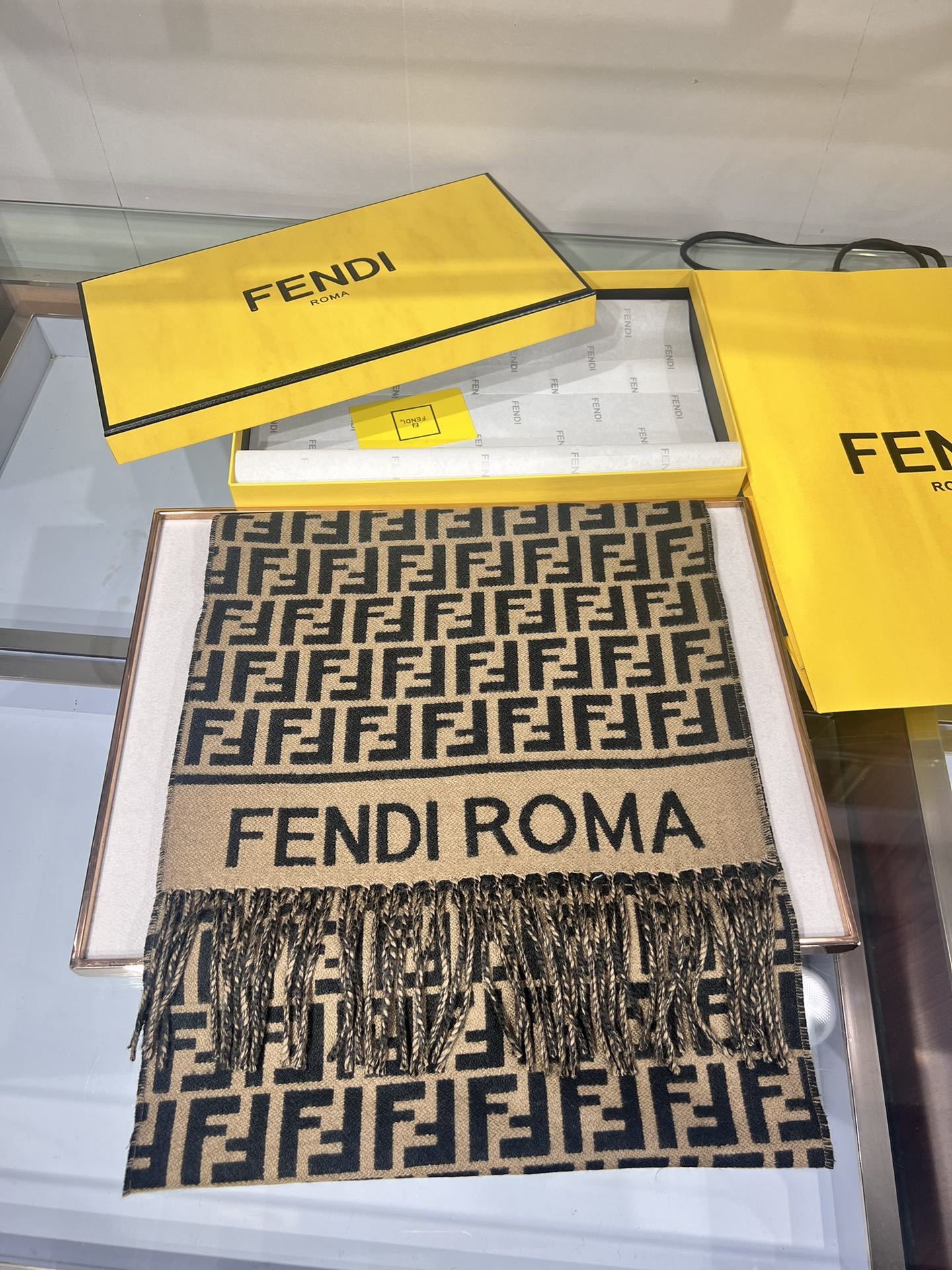 💟新款极品‼️Fendi今年最火的围巾。全世界都在抢的老花FF字母款。主打的限量大极品‼️专柜也是有钱也
