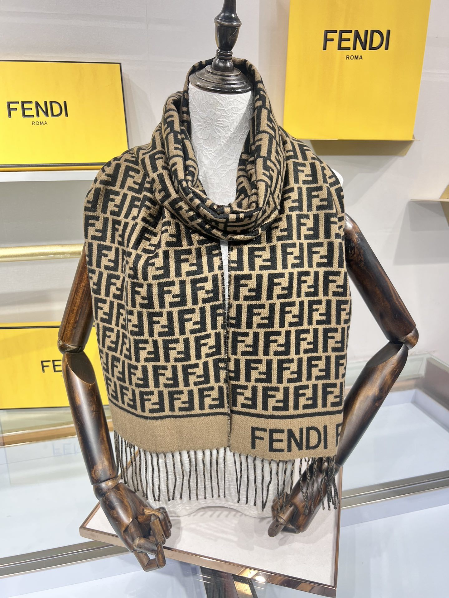 💟新款极品‼️Fendi今年最火的围巾。全世界都在抢的老花FF字母款。主打的限量大极品‼️专柜也是有钱也