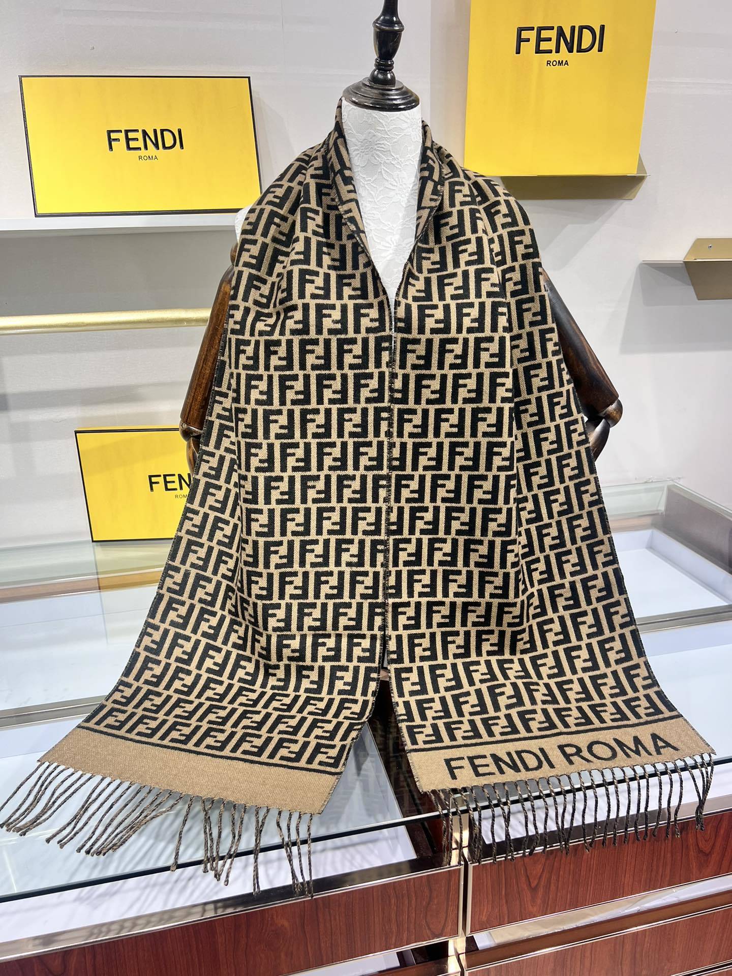 💟新款极品‼️Fendi今年最火的围巾。全世界都在抢的老花FF字母款。主打的限量大极品‼️专柜也是有钱也