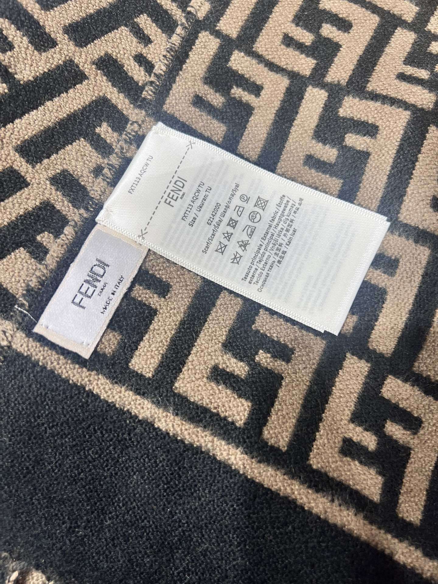 💟新款极品‼️Fendi今年最火的围巾。全世界都在抢的老花FF字母款。主打的限量大极品‼️专柜也是有钱也