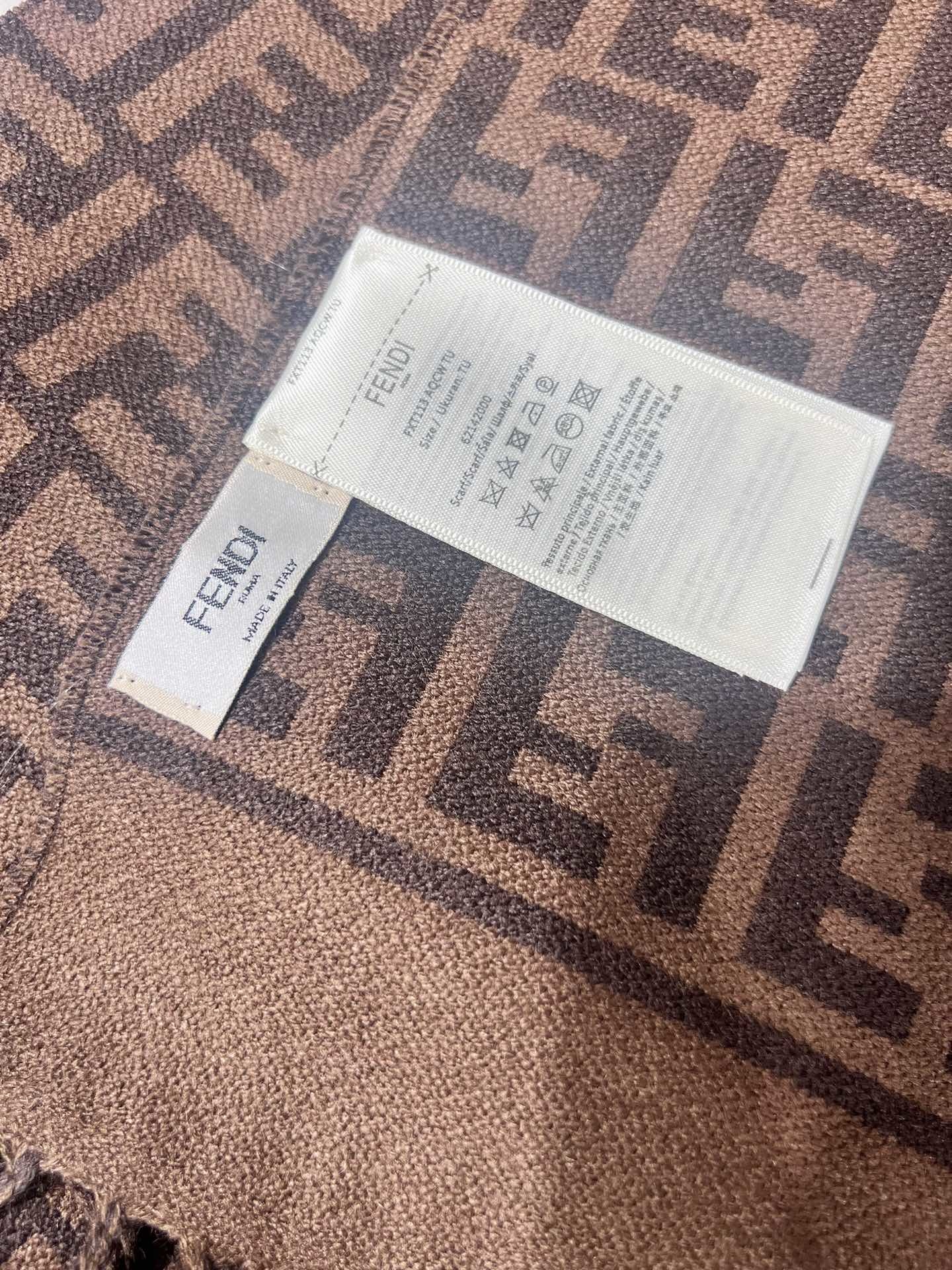 💟新款极品‼️Fendi今年最火的围巾。全世界都在抢的老花FF字母款。主打的限量大极品‼️专柜也是有钱也