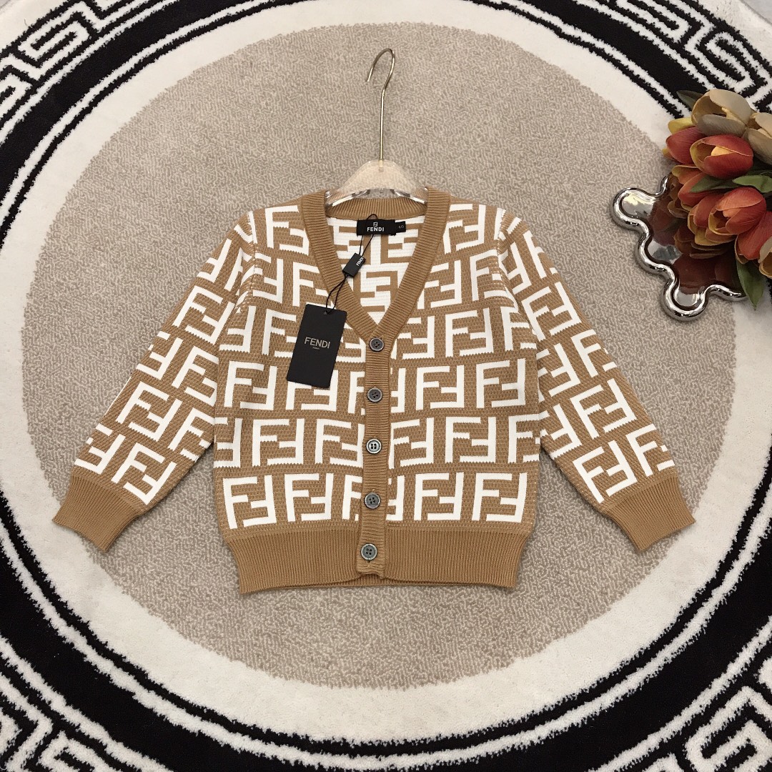 NO:209489,Size 140/1 FEND* Breasted cardigan sweater~Classic double FF cover logo Made of selected high-quality rabbit velvet blend fabrics Soft and comfortable to touch, skin-friendly and breathable, fashionable and recognizable, simple and comfortable, moderate thickness, can be worn in autumn and winter, special price, fendi, sweaters,19860909尺码140/1 FEND* 排扣开衫毛衣～经典双FF覆盖logo 采用精选优质兔绒混纺面料打造 手感柔软舒适 亲肤透气 时尚又有辨识度 简单舒适 适中厚度 秋冬都可以穿搭,特价款,fendi,sweaters,,Children's