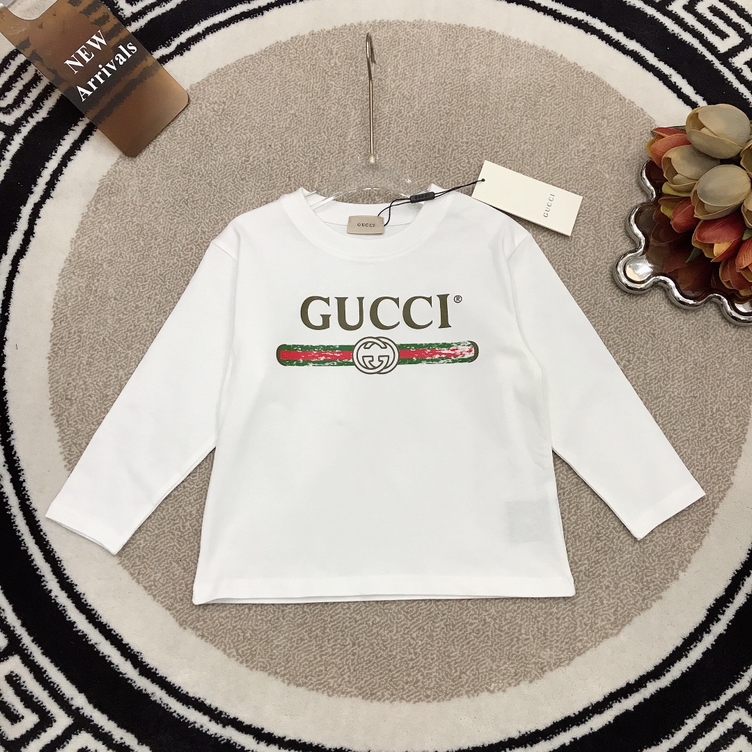 NO:209500,Size 140/1 GUCC* Long-sleeved base shirt Custom imported glue printing Water slurry printing Excellent color rendering Classic logo letter embellishment High-density pure cotton Silky and delicate shiny high-end style, using imported high-end customized high-quality organic cotton fabric Comfortable and breathable The upper body effect is very good, special price, gucci,19860909尺码140/1 GUCC* 长袖打底衫 定制进口胶浆印花水浆印花 显色度超级赞 经典logo字母点缀 高密度纯棉 丝滑细腻有光泽高级时髦款,采用进口高端定制精选优质有机棉面料 舒适透气 上身效果非常好,特价款,gucci,,Children's