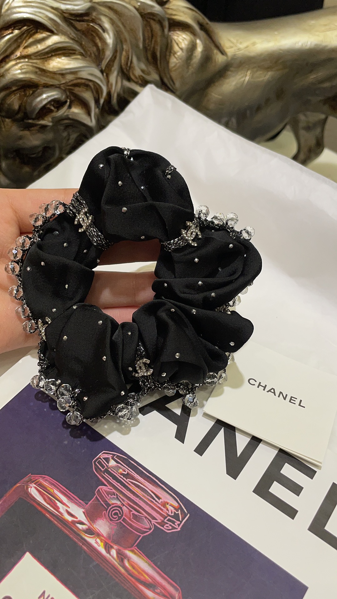 NO:632439,A single hair tie is 88150. Today’s new product is a new style full of diamonds and double C black large intestine hair tie. Transparent crystal ball lace black large intestine hair tie with baby’s breath. Simple, classic and very noble and versatile design. Very versatile and practical. It can be sweet or cool and full of high-end feeling. Cardia high-end jewelry19860909发圈单个88150,今日新品 新款满天星满钻双C黑色大肠发圈 透明水晶球花边满天星黑色大肠发圈 简单经典又很贵气百搭的设计 非常的百搭实用 可甜可酷高级感十足,,卡迪亚高端饰品,Jewelry