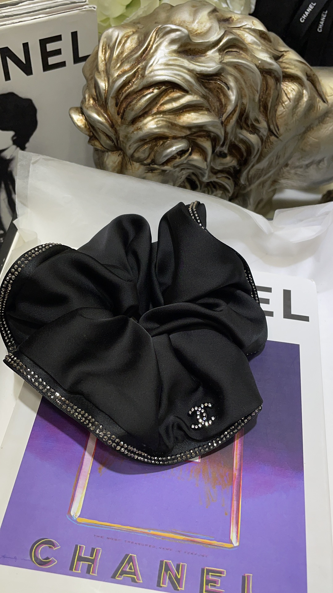 NO:632436,A single hair tie is 88150. Today’s new product is the new rhinestone lace double C black large intestine hair tie. The rhinestone lace is embellished with a black satin large intestine hair tie. It is a simple, classic and very noble and versatile design. It is very versatile and practical. It can be sweet or cool and has a high-end sense. Cartier high-end jewelry19860909发圈单个88150,今日新品 新款水钻花边双C黑色大肠发圈 水钻花边点缀黑色缎面大肠发圈 简单经典又很贵气百搭的设计 非常的百搭实用 可甜可酷高级感十足,,卡迪亚高端饰品,Jewelry