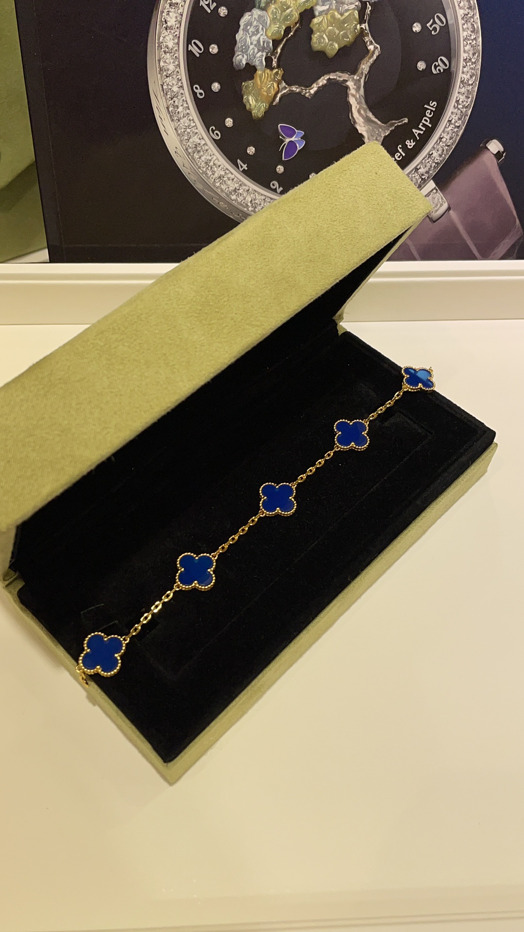 NO:635482,88320, New product in stock in seconds electro-optical blue & blue agate four-leaf clover golden five-flower bracelet. The high-saturation electro-optical blue is too dazzling. It is super eye-catching, fashionable and elegant. The beauty that directly touches the heart. Exclusive customized K gold craftsmanship. Recommended for reserved items. s sterling silver thick-plated real gold and natural chalcedony CNC buckle,,bracelet,pure silver,Cardia high-end jewelry1986090988320,新品现货秒发电光蓝  & 蓝色玛瑙四叶草金色五花手链 高饱和度的电光蓝太炫了 超级吸睛 可时髦可优雅 直击人心的美丽 独家定制K金工艺 自留款推荐 s纯银厚镀真金天然玉髓 cnc扣子,,bracelet,pure silver,卡迪亚高端饰品,Jewelry