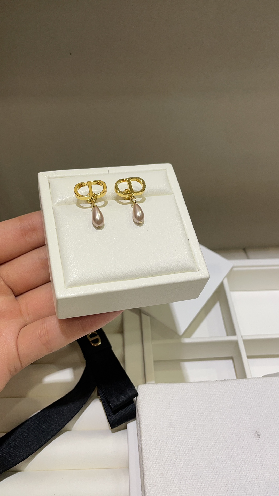 NO:631492,88160 arrived today and bought yb's new gold CD pink water drop pearl pendant earrings CDx pink water drop pearls are simple and very attractive. Very rich and rich. Versatile and exquisite for daily use. Exclusive purchase from yb. Made of consistent brass material. Earrings with packaging box, earrings, Cardia high-end jewelry1986090988160今日到货购入yb 新款金色CD粉色水滴珍珠吊坠耳钉 CDx粉色水滴珍珠简简单单很耐看 非常有富家千金气质 日常百搭精致 独家购入yb 一致黄铜材质 耳环带包装盒,,earrings,卡迪亚高端饰品,Jewelry