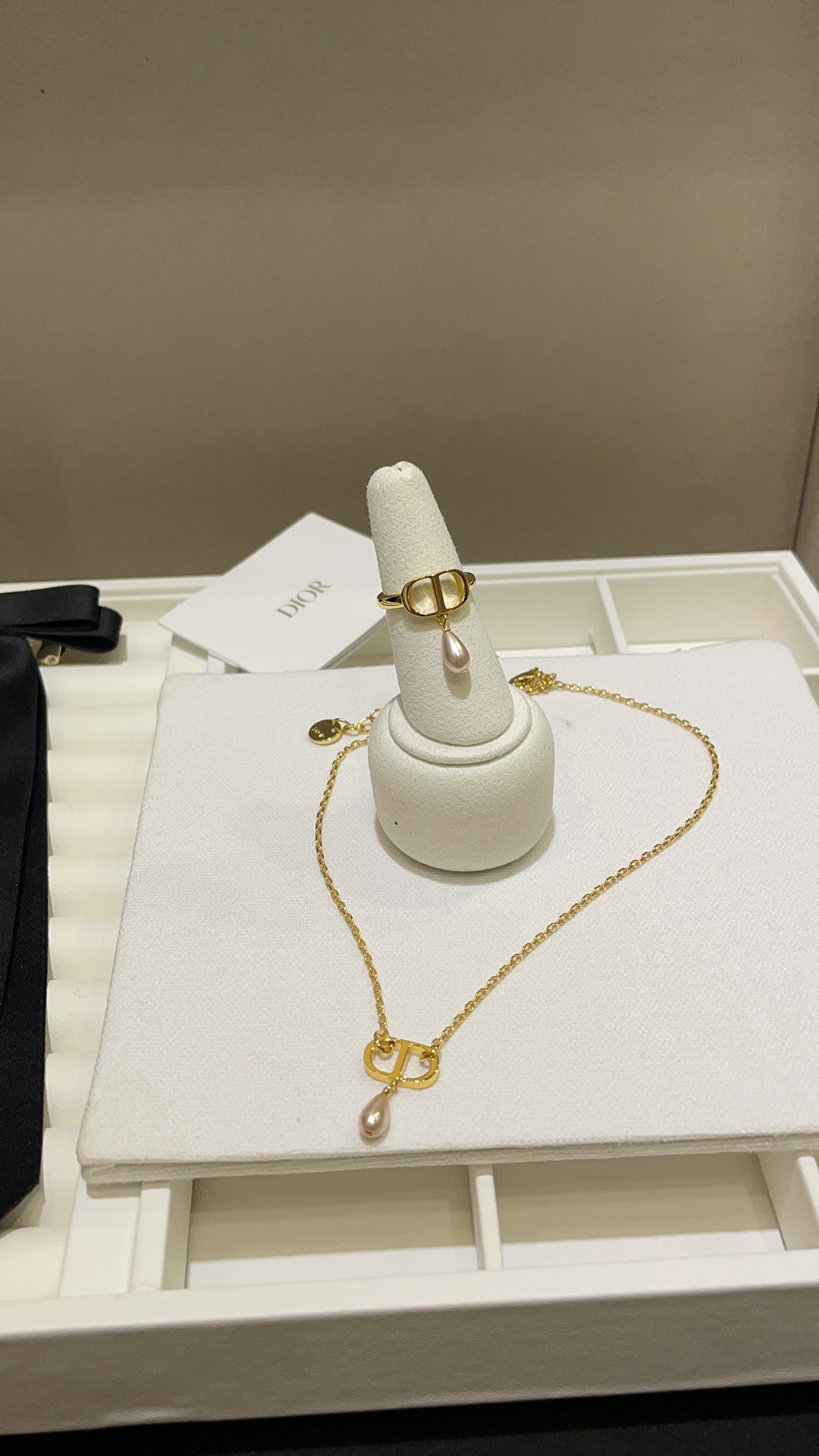 今日到货戒指\n新款金色CD粉色水滴珍珠吊坠戒指\n\nCDx粉色水滴珍珠简简单单很耐看\n非常有富家千金气质日常百搭精致\n\n码数size：S-M-L相当于6-7-8码\nzp一致黄铜材质戒指带包装盒