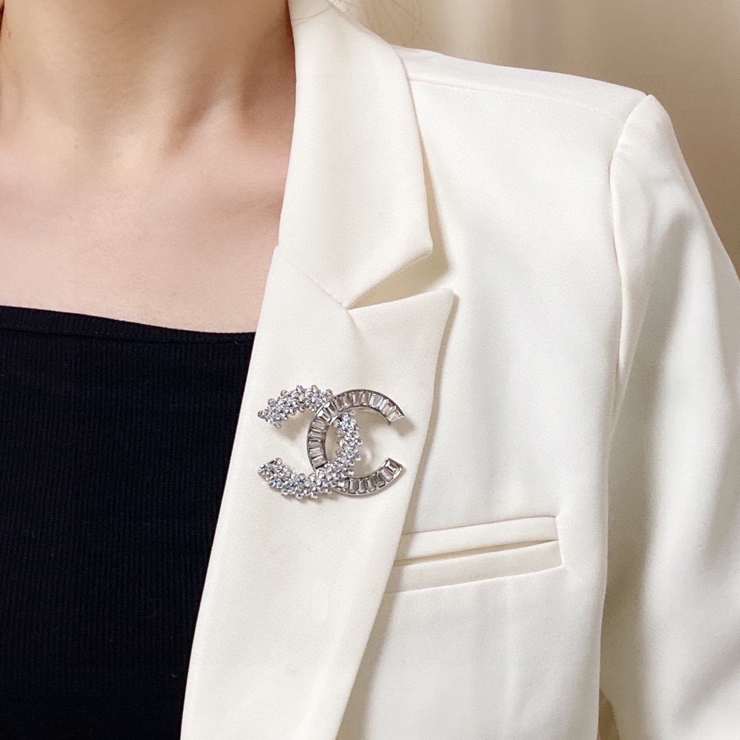 NO:105435,CHANEL Xiaoxiang The new silver diamond-full Chanel brooch is the jewelry that understands women the most. Women who devote all their efforts to be themselves often cherish the meaning of the brooch more. Ms. Chanel pinned the brooch on the hat and told the fashionable ladies who imitated her [the brooch is very practical. It can be pinned on the suit collar, pocket, hat, belt or evening dress. The jewelry is fine, chanel, chanel, business suit, brooch, breastpin, hats19860909CHANEL小香 专柜新款银色满钻香奈儿胸针,是最懂女人的饰物.那些倾注了全部心血去做自己的女人,往往更珍惜胸针的意义.香奈儿女士把胸针别在帽子上,并告诉那些模仿她的时髦女士们[胸针可是非常实用,它可以别在西装领上、口袋上、帽子上、腰带上或者是晚礼服上,饰品精品,chanel,chanel,business suit,brooch，breastpin,hats,Jewelry
