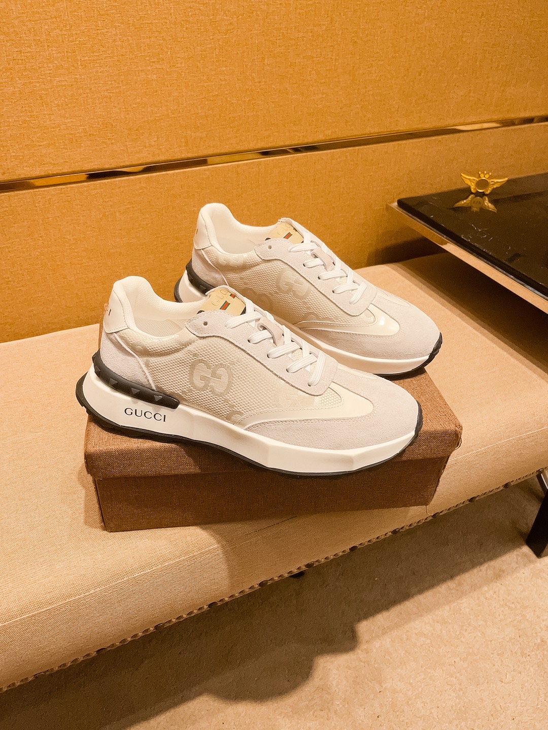 NO:273018,[Guqi] High-end men's shoes brand Official website 11's latest masterpiece upper is made of imported Italian cowhide with comfortable and breathable inner original non-slip and wear-resistant outsole, making walking more convenient and comfortable!  Exclusive new style, amazing work, beautiful 11 ​​replica [color] compared to the official quality!  Create a fashionable personality to set off your uniqueness!  A must-have for trendy men! Classic size: 38-44 Color 1 color is available.,,cowhide19860909【 古奇】 男鞋高端品牌 官网11最新力作鞋面采用意大利进口头层牛皮搭配舒适透气内里原版防滑耐磨大底制作,让行走更加便捷舒适！独家新款,惊世之作,与官方的质量相比美的11复刻[色]！打造时尚个性衬托你的与众不同！潮男必备!经典尺码:38-44 颜色 1 色可选.,,cowhide,Men's shoes