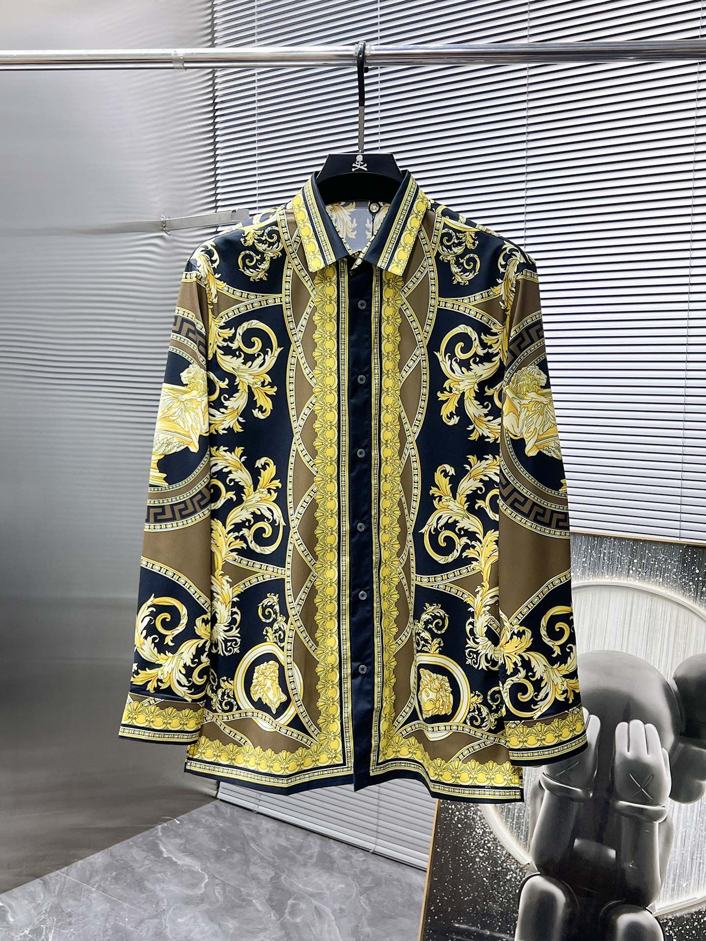 NO:431795,Versace versace 2025ss new men's long-sleeved shirt shirt, high-end version!  Customized fabrics for counters are breathable and comfortable, with impeccable details, and the brand element design concept reflects high quality. The feel is delicate and soft!  It is casually cut, with a great upper body style!  Code number M-XXL Code number is too large M 130-catties L 150-catties XL 170-180 catties XXL 190-200 catties, versace, versace, shirts, alexander wang19860909范思哲 versace 2025ss新款男士长袖 衬衫 衬衣,高端版本！专柜定制面料 透气舒适度高,细节无可挑剔,品牌元素设计理念,体现高品质.手感细腻柔软！呈现休闲裁剪,上身版型超赞！码数M-XXL 码数偏大 M 130-斤L 150-斤 XL 170-180斤 XXL 190-200斤,,versace,versace,shirts,alexander wang,Men's clothing