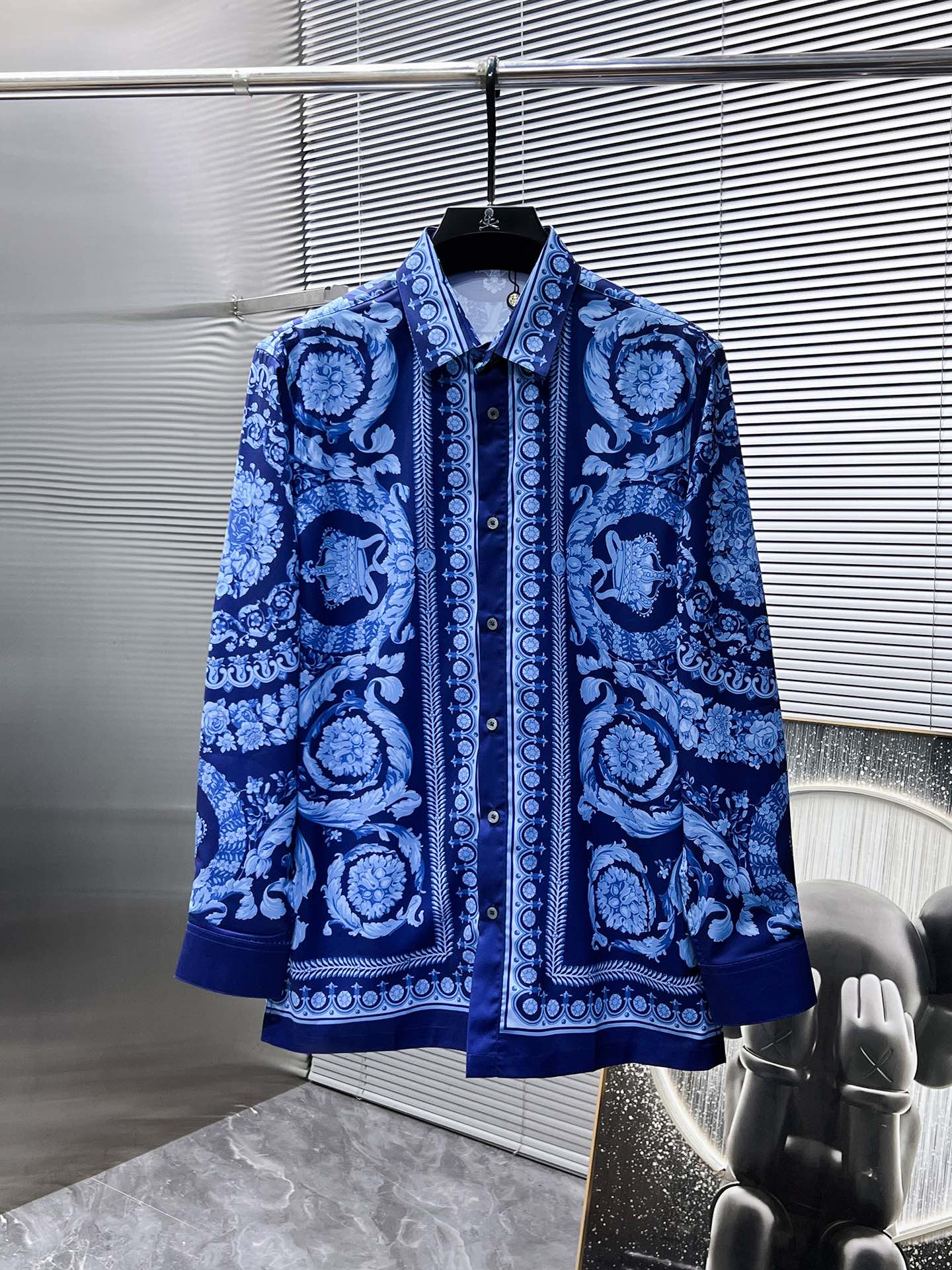 NO:431784,Versace versace 2025ss new men's long-sleeved shirt shirt, high-end version!  Customized fabrics for counters are breathable and comfortable, with impeccable details, and the brand element design concept reflects high quality. The feel is delicate and soft!  It is casually cut, with a great upper body style!  Code number M-XXL Code number is too large M 130-catties L 150-catties XL 170-180 catties XXL 190-200 catties, versace, versace, shirts, alexander wang19860909范思哲 versace 2025ss新款男士长袖 衬衫 衬衣,高端版本！专柜定制面料 透气舒适度高,细节无可挑剔,品牌元素设计理念,体现高品质.手感细腻柔软！呈现休闲裁剪,上身版型超赞！码数M-XXL 码数偏大 M 130-斤L 150-斤 XL 170-180斤 XXL 190-200斤,,versace,versace,shirts,alexander wang,Men's clothing