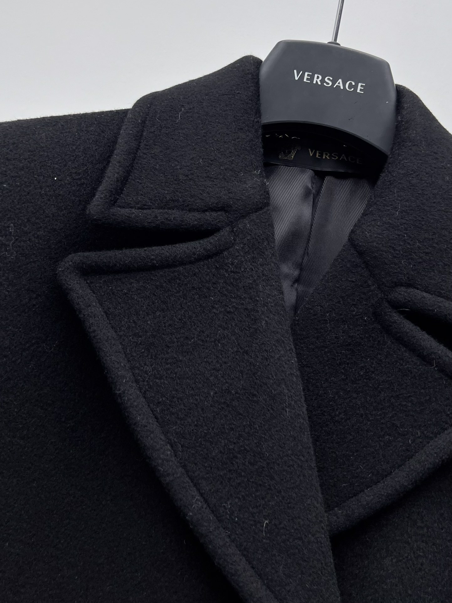 “Versac’s Classic Wool Coat with Big-Tip 3D Cut Design in Black Gold” - 图片 2