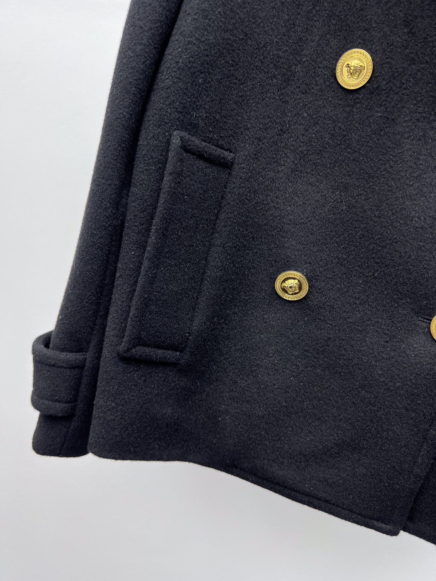 “Versac’s Classic Wool Coat with Big-Tip 3D Cut Design in Black Gold” - 图片 3