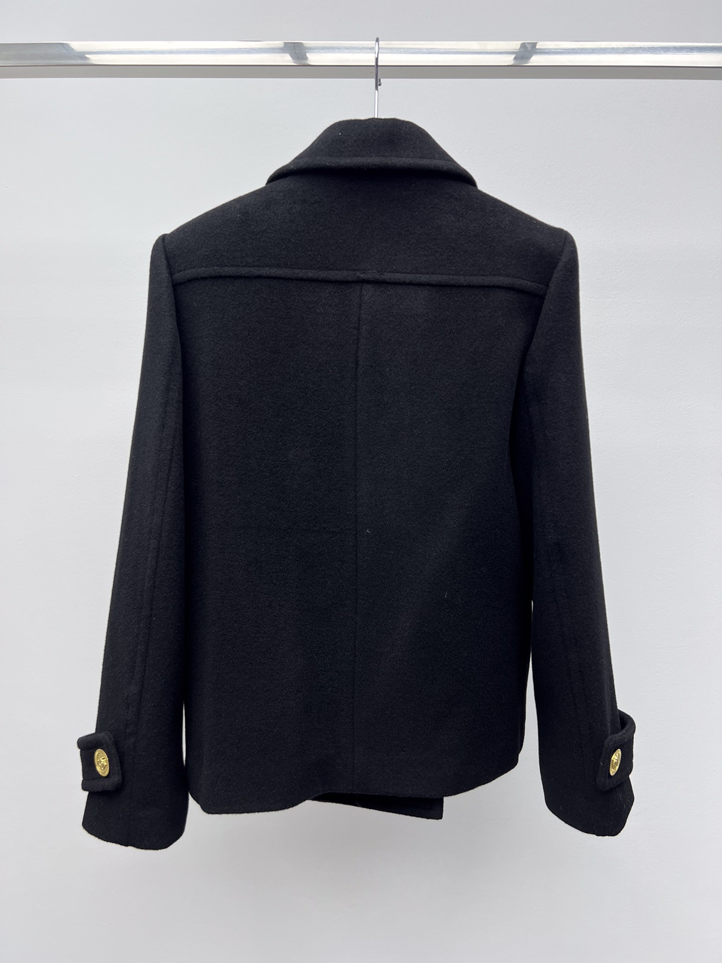 “Versac’s Classic Wool Coat with Big-Tip 3D Cut Design in Black Gold” - 图片 5