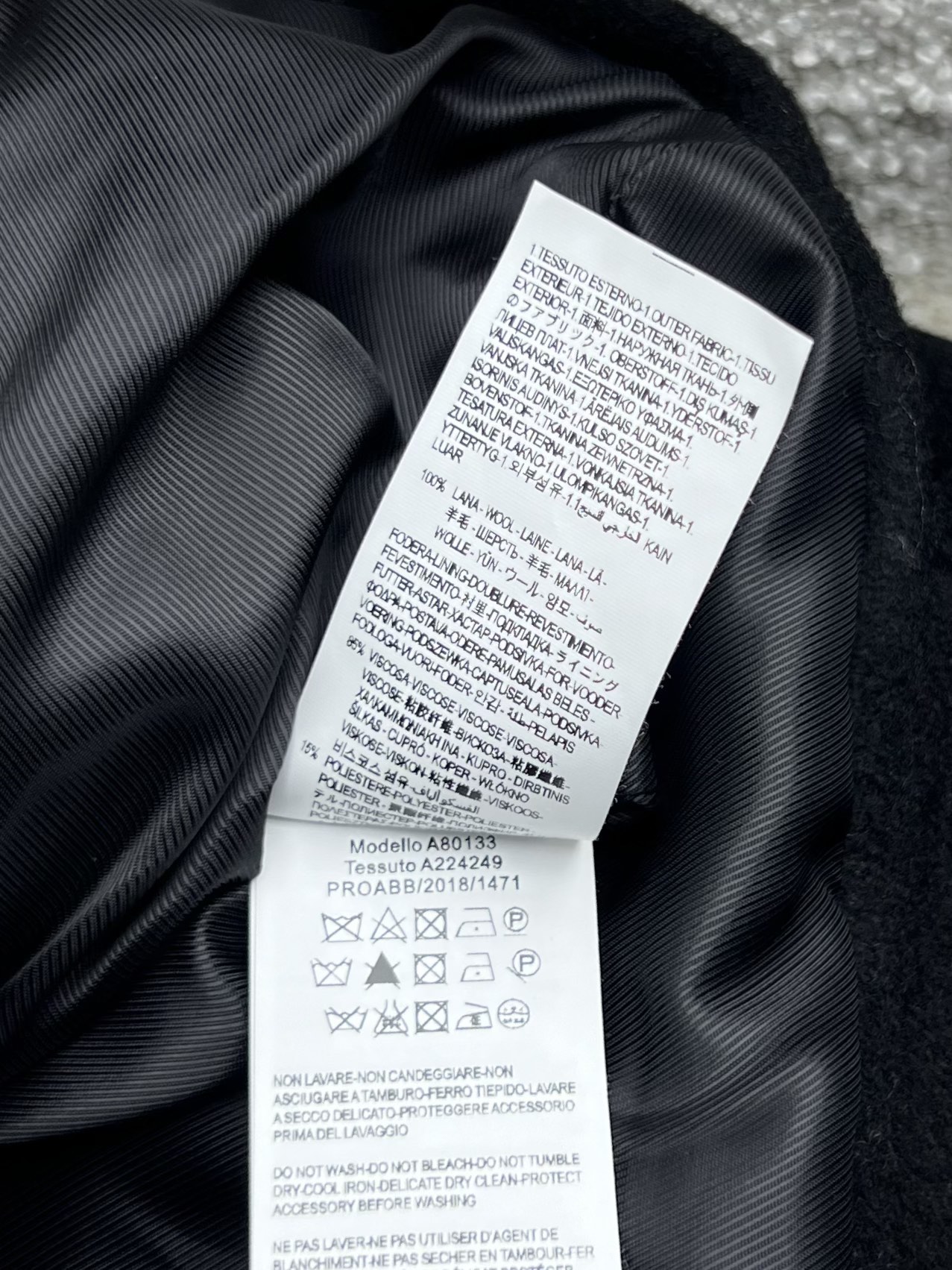 “Versac’s Classic Wool Coat with Big-Tip 3D Cut Design in Black Gold” - 图片 6