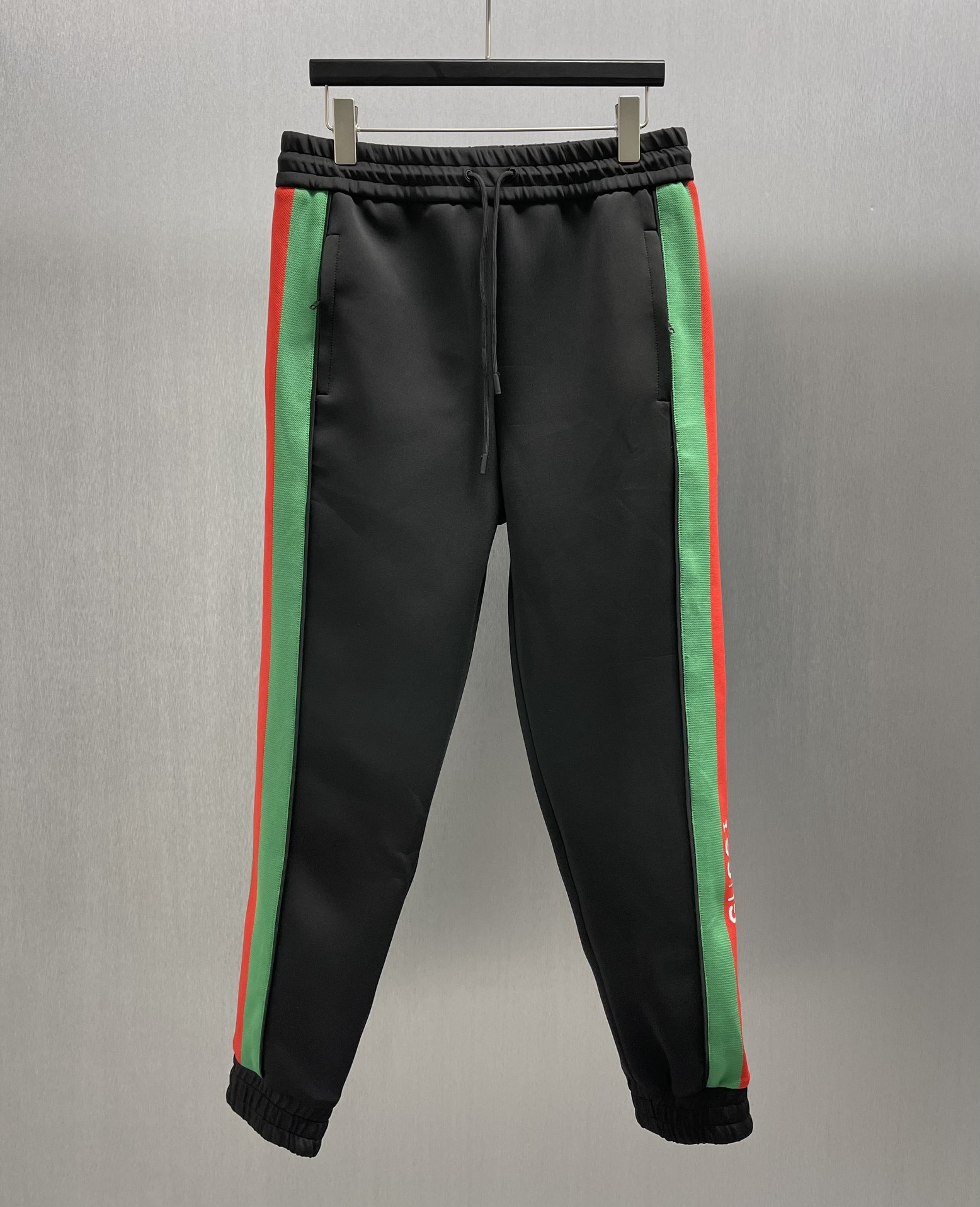 🧧Pantalones de chándal de neopreno con cinta GU. Tallas: S-XL. La colección de pre-otoño 2024 se centra en siluetas bá…