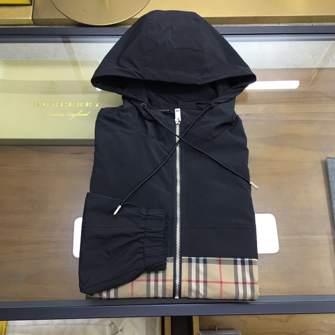 NO:600999,New jacket 'Burebr..y' The new spliced ​​plaid jacket is on the market. The original order is very good. Fashionable jackets and windbreakers made of imported Italian fabrics. The European counters are synchronized, and the upper body is more casual and generous. The counter's original hardware is a new luxury and high-end customized accessory!  Luxurious brand-specific logo embellishment design, the highest quality shipments in the market, original accessories, the ultimate in luxury!  Soft and comfortable. The upper body is very handsome!  Suitable for any scene!  Size M-XXXL (178 140 catties L, maximum wear 190 catties).,,burberry,jackets & coats,jackets & coats,alexander wang19860909新品夹克 《Burebr..y》 新款拼接格纹夹克上市 原单狠货 意大利进口面料时尚夹克风衣外套.欧洲专柜同步,上身更随意大方,专柜原版五金奢华高档定制配饰新作！奢华品牌特质logo点缀设计,市场最高品质出货、原版辅料,奢华极致！柔软舒适.上身爆帅！适合任意场景！ 尺码M-XXXL（178 140斤L 最大穿190斤）.,,burberry,jackets & coats,jackets & coats,alexander wang,Men's clothing