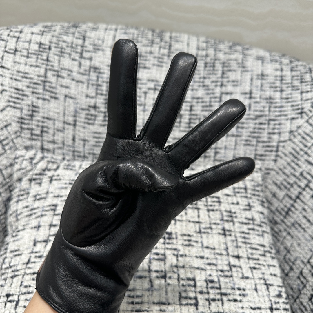 暖心又暖身的礼物来啦🎁自留款推荐独家首发❤️原单品质miu系少女单品！时髦精必备！爆款羊毛呢真皮手套！真