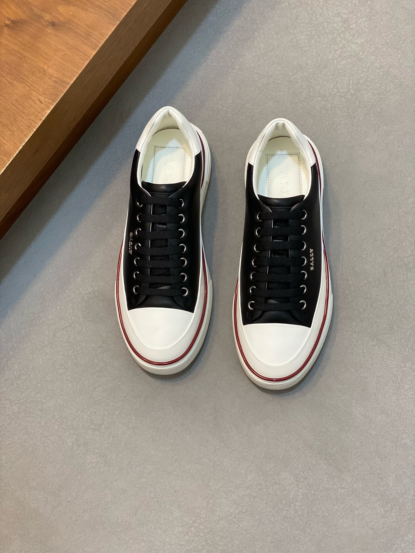 NO:219286,Brand B A L L Y original color matching code number 39-43 standard code price Material new men's classic casual shoes simple atmospheric super high style style choice top layer cowhide with luxurious cowhide smooth inner smooth lines light and comfortable original wear-resistant rubber outsole, bali casual shoes, bally, cowhide19860909品牌B A L L Y 颜色原版配色 码数39-43标准码 价格 材质巴利新款男士 经典休闲鞋简约大气超高逼格选用头层牛皮搭配搭配奢华牛皮内里流畅线条轻便舒适原版耐磨橡胶大底,巴利 休闲鞋,bally,cowhide,Men's shoes