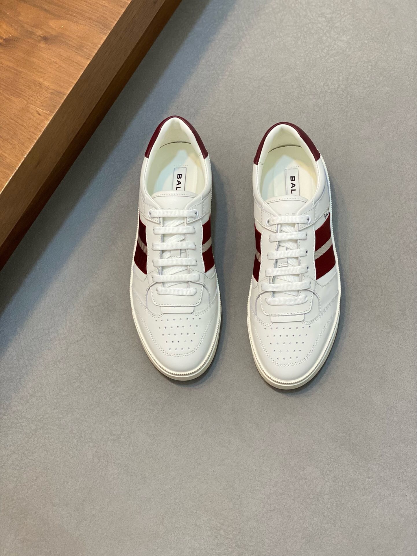 NO:219293,Brand B A L L Y original color matching code number 39-43 standard code price Material new men's classic casual shoes simple atmospheric super high style style choice top layer cowhide with luxurious cowhide smooth inner smooth lines light and comfortable original wear-resistant rubber outsole, bali casual shoes, bally, cowhide19860909品牌B A L L Y 颜色原版配色 码数39-43标准码 价格 材质巴利新款男士 经典休闲鞋简约大气超高逼格选用头层牛皮搭配搭配奢华牛皮内里流畅线条轻便舒适原版耐磨橡胶大底,巴利 休闲鞋,bally,cowhide,Men's shoes