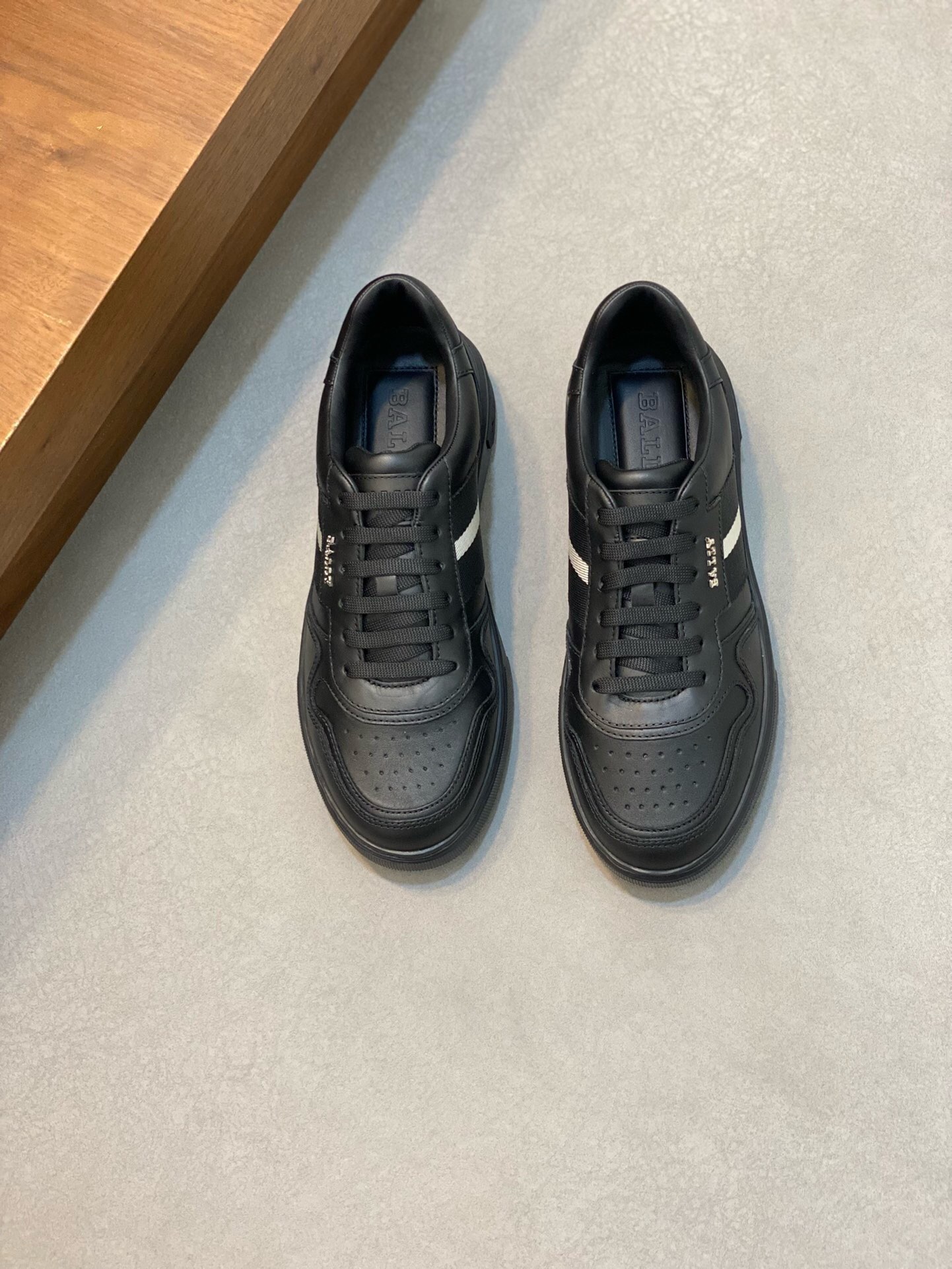 NO:219290,Brand B A L L Y original color matching code number 39-44 standard code Price Material Bally new men's classic casual shoes simple atmospheric super high-quality style choose top layer cowhide with luxurious cowhide inner smooth lines light and comfortable original wear-resistant rubber outsole, Bally casual shoes, ballly, cowhide19860909品牌B A L L Y 颜色原版配色 码数39-44标准码 价格 材质巴利新款男士 经典休闲鞋简约大气超高逼格选用头层牛皮搭配搭配奢华牛皮内里流畅线条轻便舒适原版耐磨橡胶大底,巴利 休闲鞋,bally,cowhide,Men's shoes