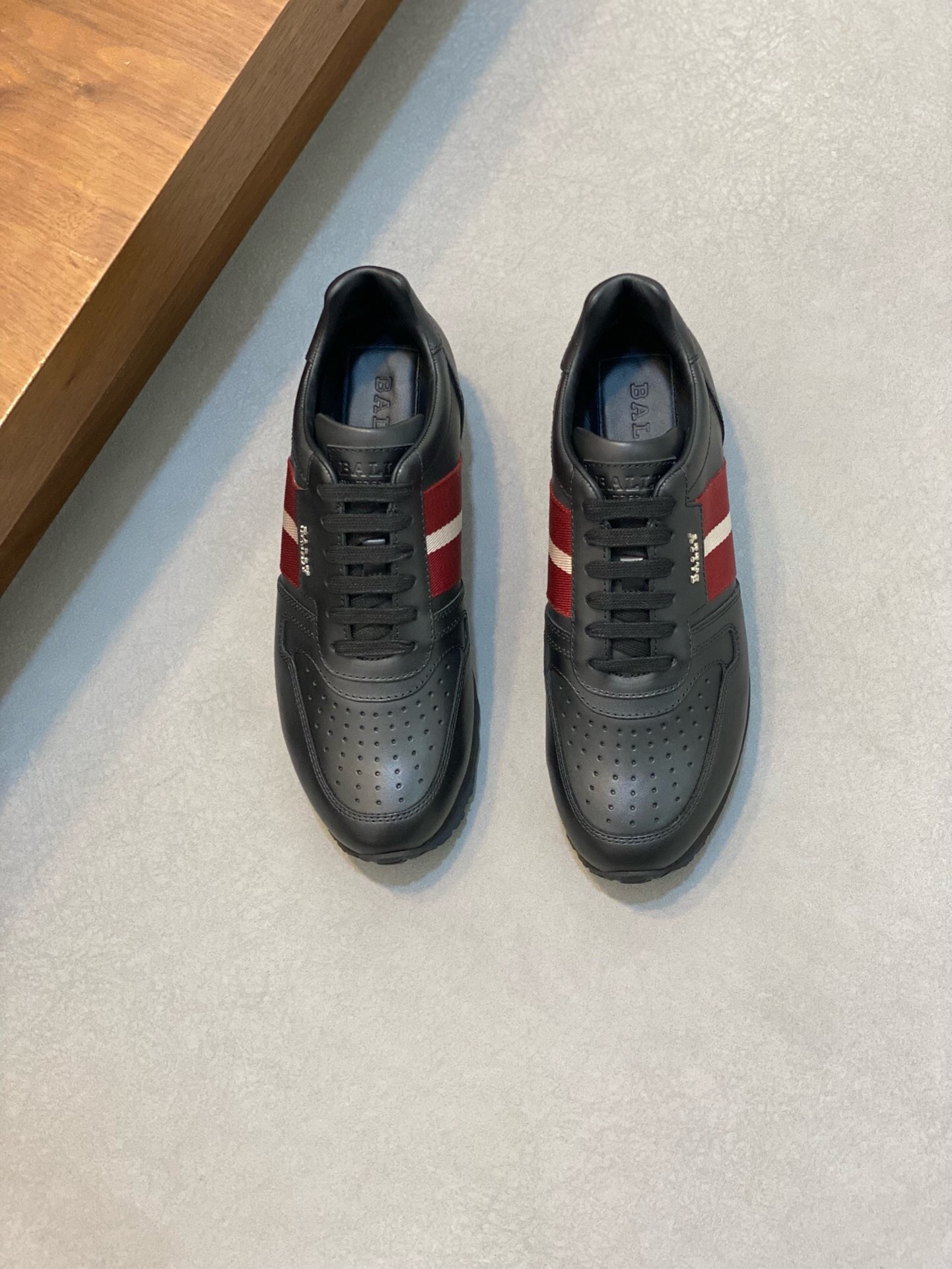 NO:217535,Brand B A L L Y original color matching code number 39-44 standard code Price Material Bally new men's classic casual shoes simple atmospheric super high-quality style choose top layer cowhide with luxurious cowhide inner smooth lines light and comfortable original wear-resistant rubber outsole, Bally casual shoes, ballly, cowhide19860909品牌B A L L Y 颜色原版配色 码数39-44标准码 价格 材质巴利新款男士 经典休闲鞋简约大气超高逼格选用头层牛皮搭配搭配奢华牛皮内里流畅线条轻便舒适原版耐磨橡胶大底,巴利 休闲鞋,bally,cowhide,Men's shoes