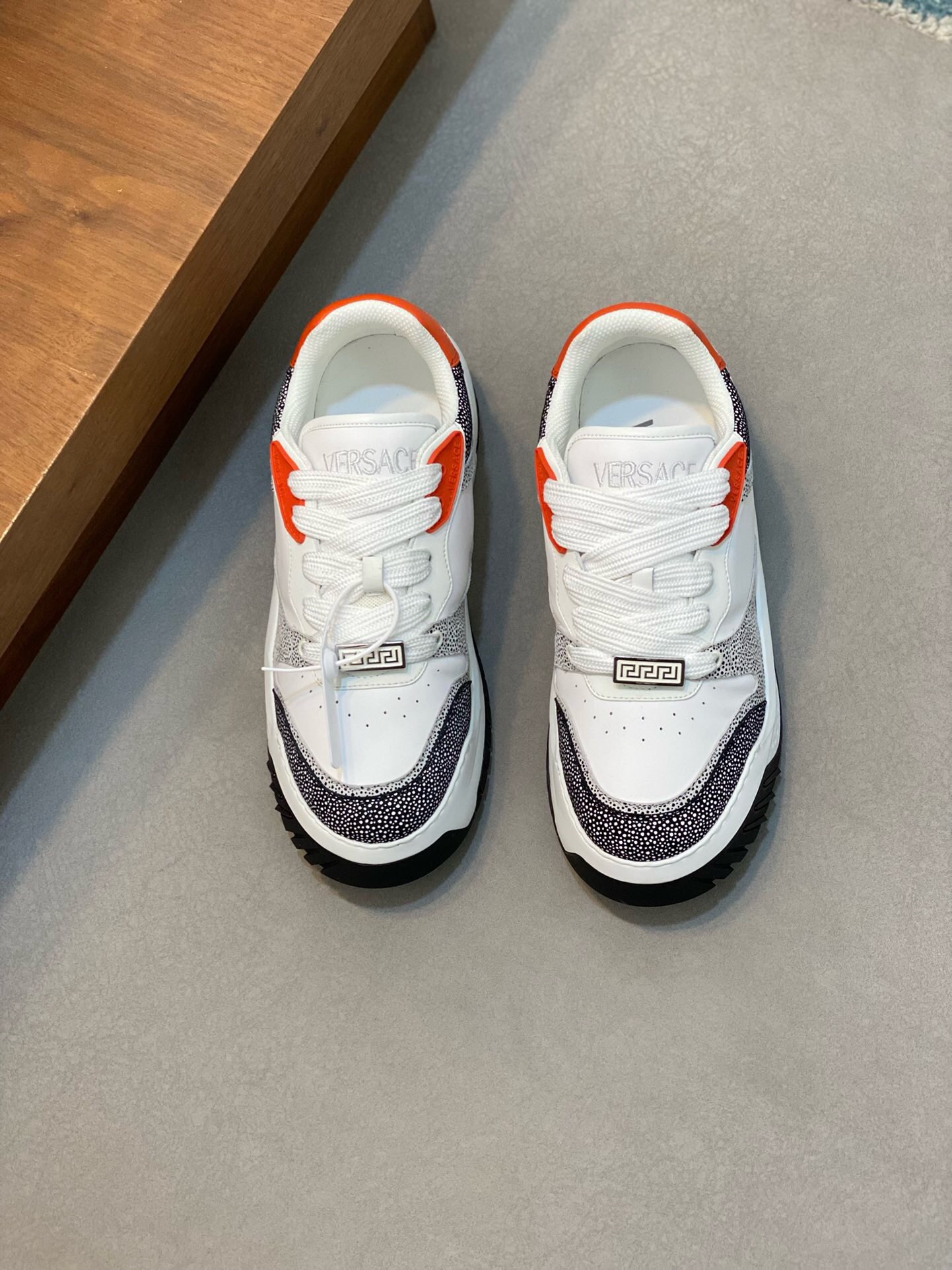 NO:217523,Brand VERSACE color original color matching code number 39-44 customized 38.46 price Material Versace new men's casual shoes!  A must-have for trendy men!  Eclectic details create a unique shoe that features a lightweight, buckled rubber sole inspired by the iconic Versace chain jewelry. The iconic elements on the latest Versace sneakers include the iconic Greek key pattern, the 