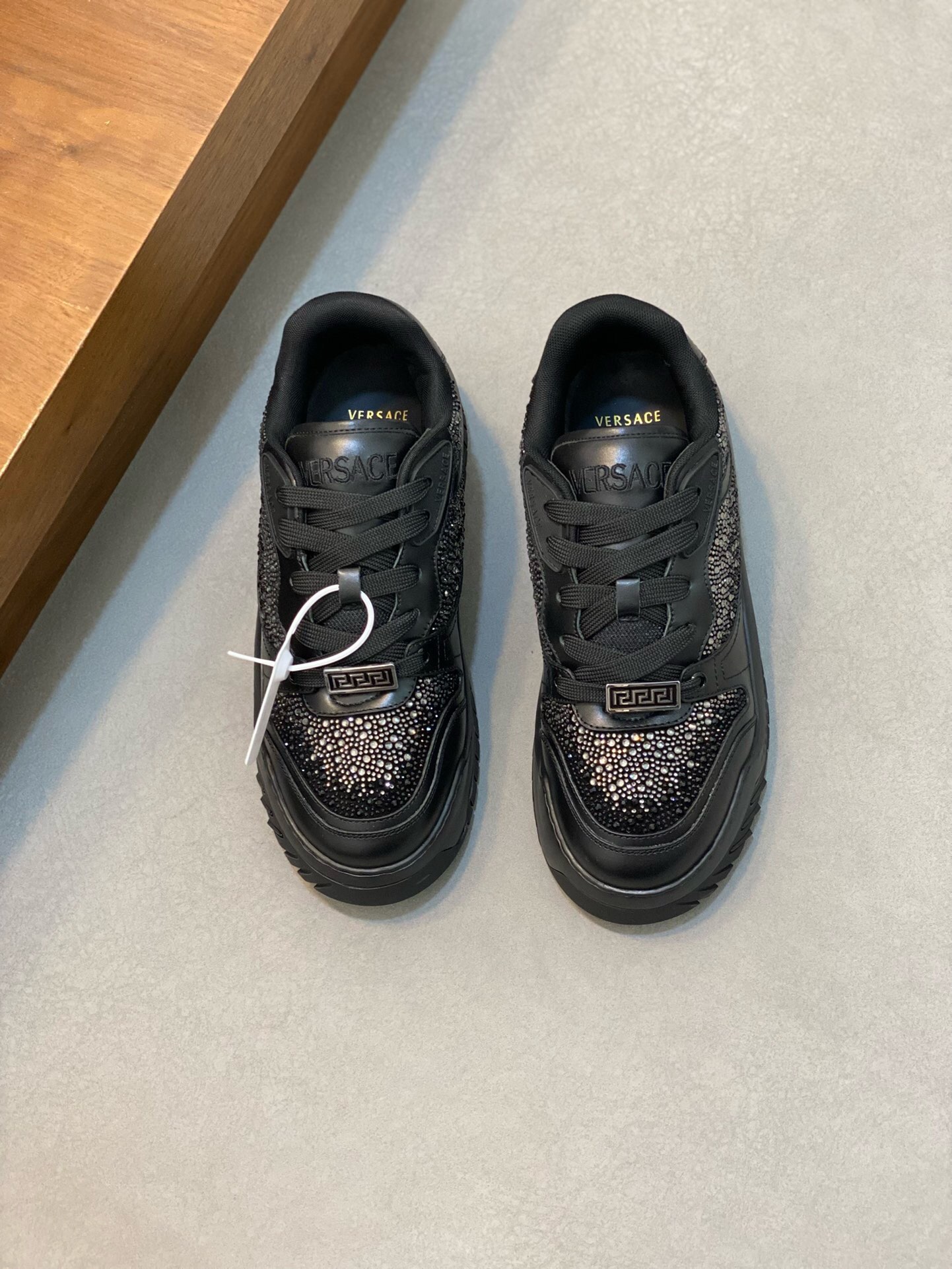 NO:219272,Brand VERSACE color original color matching code number 39-44 customized 38.46 price Material Versace new men's casual shoes!  A must-have for trendy men!  Eclectic details create a unique shoe that features a lightweight, buckled rubber sole inspired by the iconic Versace chain jewelry. The iconic elements on the latest Versace sneakers include the iconic Greek key pattern, the 