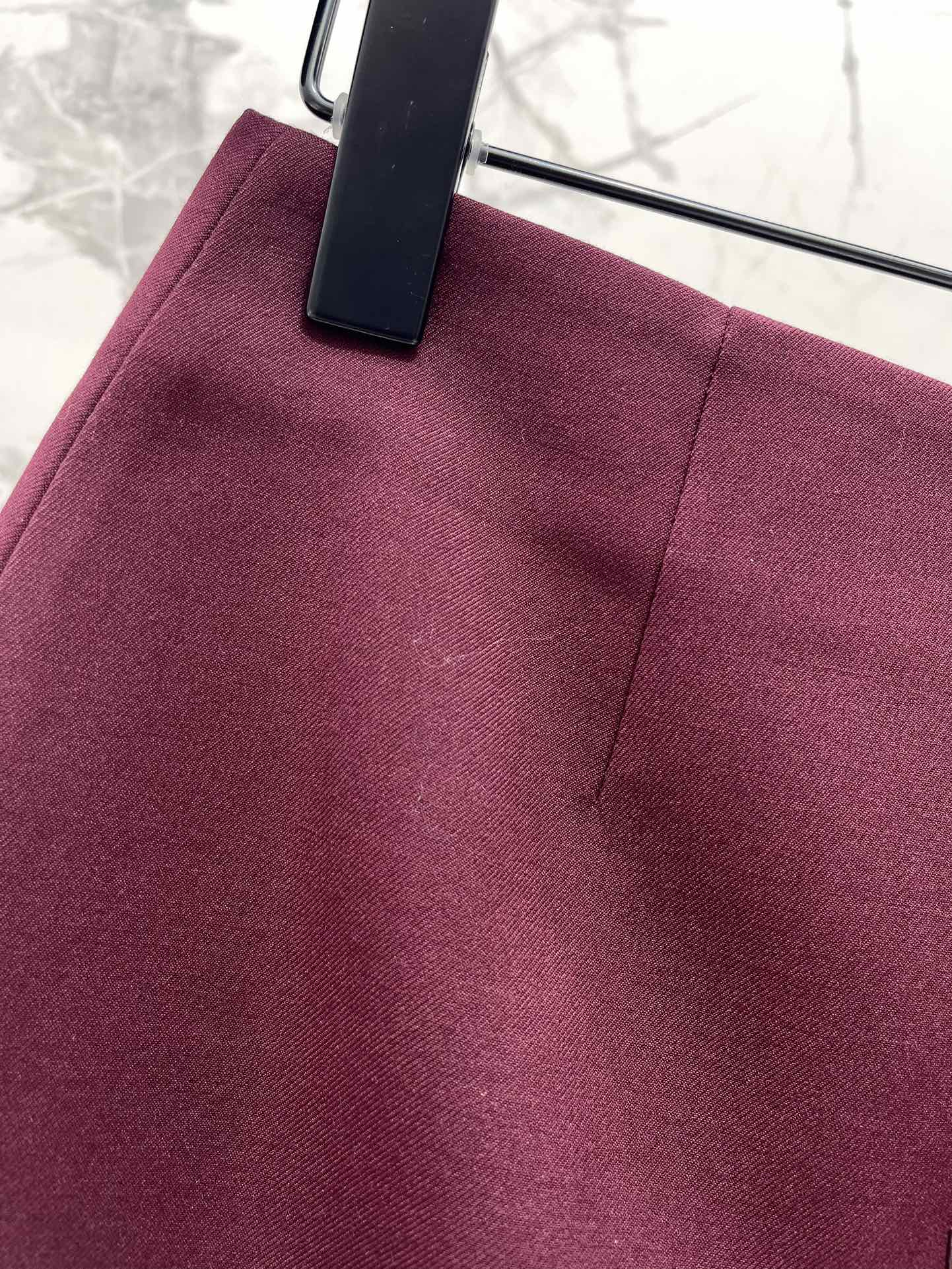 Valentino Handmade 3D Floral Midi Skirt - Elegant and Timeless 5 i1728788297 5131 3