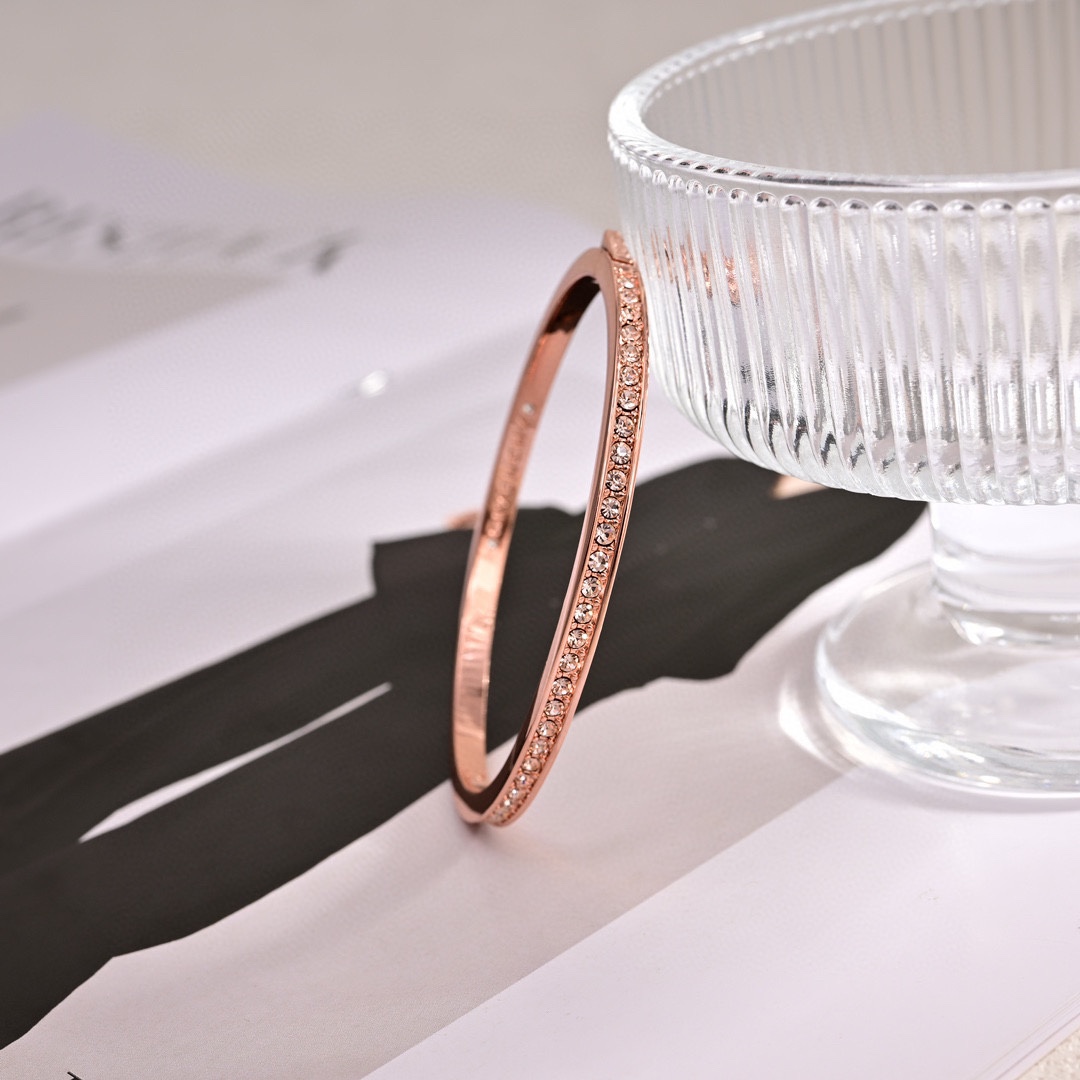 Elegant Givenchy Quatch Bracelet with Love Infinity Symbols for ¥150. - 图片 1