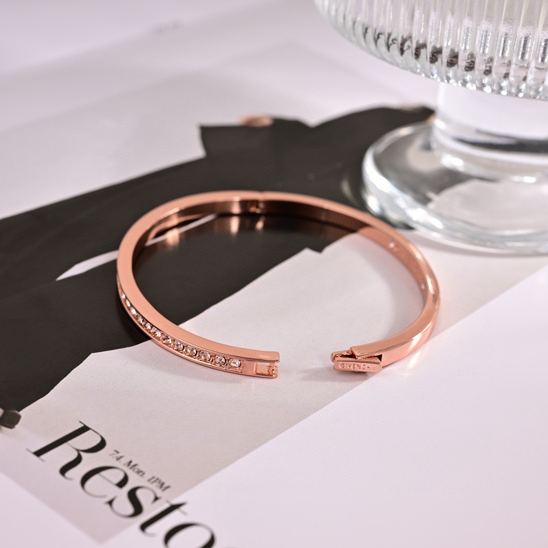 Elegant Givenchy Quatch Bracelet with Love Infinity Symbols for ¥150. - 图片 6