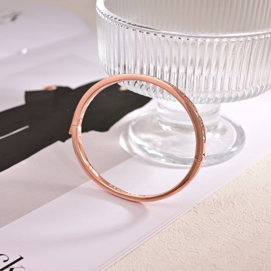 Elegant Givenchy Quatch Bracelet with Love Infinity Symbols for ¥150. - 图片 5