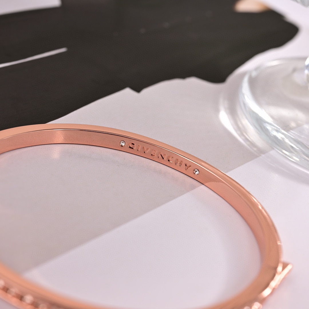 Elegant Givenchy Quatch Bracelet with Love Infinity Symbols for ¥150. - 图片 3