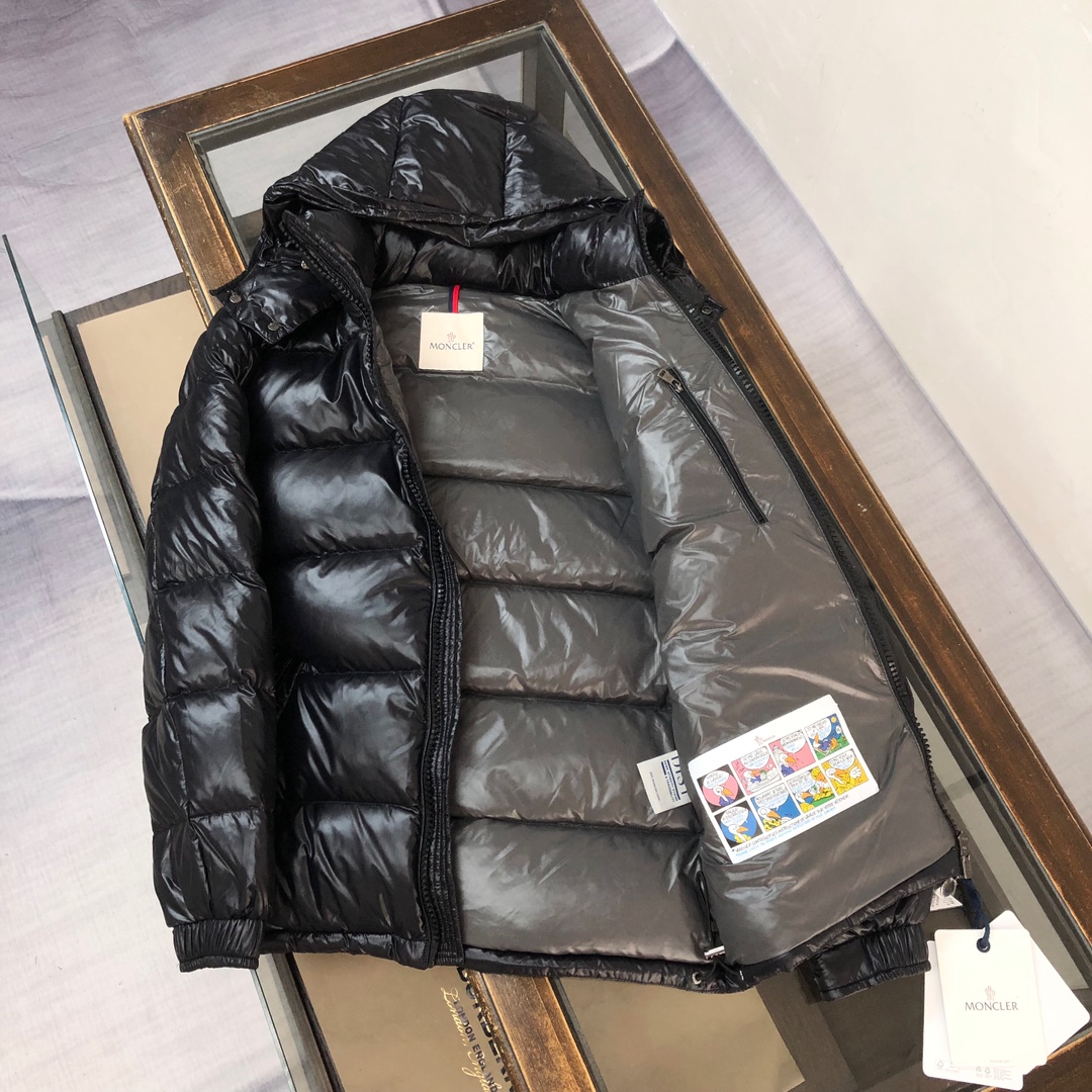 P500 #Moncler/蒙口 #MAYA玛雅 (顶级版本 鹅绒)陈奕迅明星同款 经典中的典范##男女款!
采用尼龙制成搭配标志性长方格绗缝,是Moncler风格典范。跨越季节与时尚的经典短款设计,具有个性鲜明的轮廓、可拆卸风帽和可调节下摆,袖标口袋羽绒服受到8年代标致性外套的影响,Maya以现代风格和尖端元素重新审视了Moncler档案中的造型,这是品牌在滑雪装备方面获得的专业成果。
无论在运动方面,还是在服饰风格,这件高性能和积极精神的夹克具有好胜者强烈要求夺冠的所有元素。
➖欧标90%白鹅绒,市面独家使用。
➖独家采用台湾原厂尼龙nylon内外面料。
➖辅料五金原厂定制,还原正品级品质。
SIZE:1-2-3-4-5-6▪️