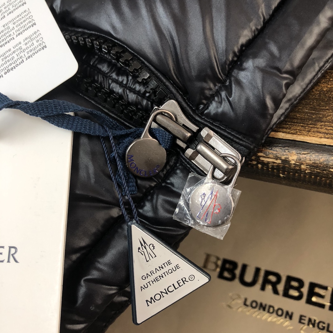 P500 #Moncler/蒙口 #MAYA玛雅 (顶级版本 鹅绒)陈奕迅明星同款 经典中的典范##男女款!
采用尼龙制成搭配标志性长方格绗缝,是Moncler风格典范。跨越季节与时尚的经典短款设计,具有个性鲜明的轮廓、可拆卸风帽和可调节下摆,袖标口袋羽绒服受到8年代标致性外套的影响,Maya以现代风格和尖端元素重新审视了Moncler档案中的造型,这是品牌在滑雪装备方面获得的专业成果。
无论在运动方面,还是在服饰风格,这件高性能和积极精神的夹克具有好胜者强烈要求夺冠的所有元素。
➖欧标90%白鹅绒,市面独家使用。
➖独家采用台湾原厂尼龙nylon内外面料。
➖辅料五金原厂定制,还原正品级品质。
SIZE:1-2-3-4-5-6▪️