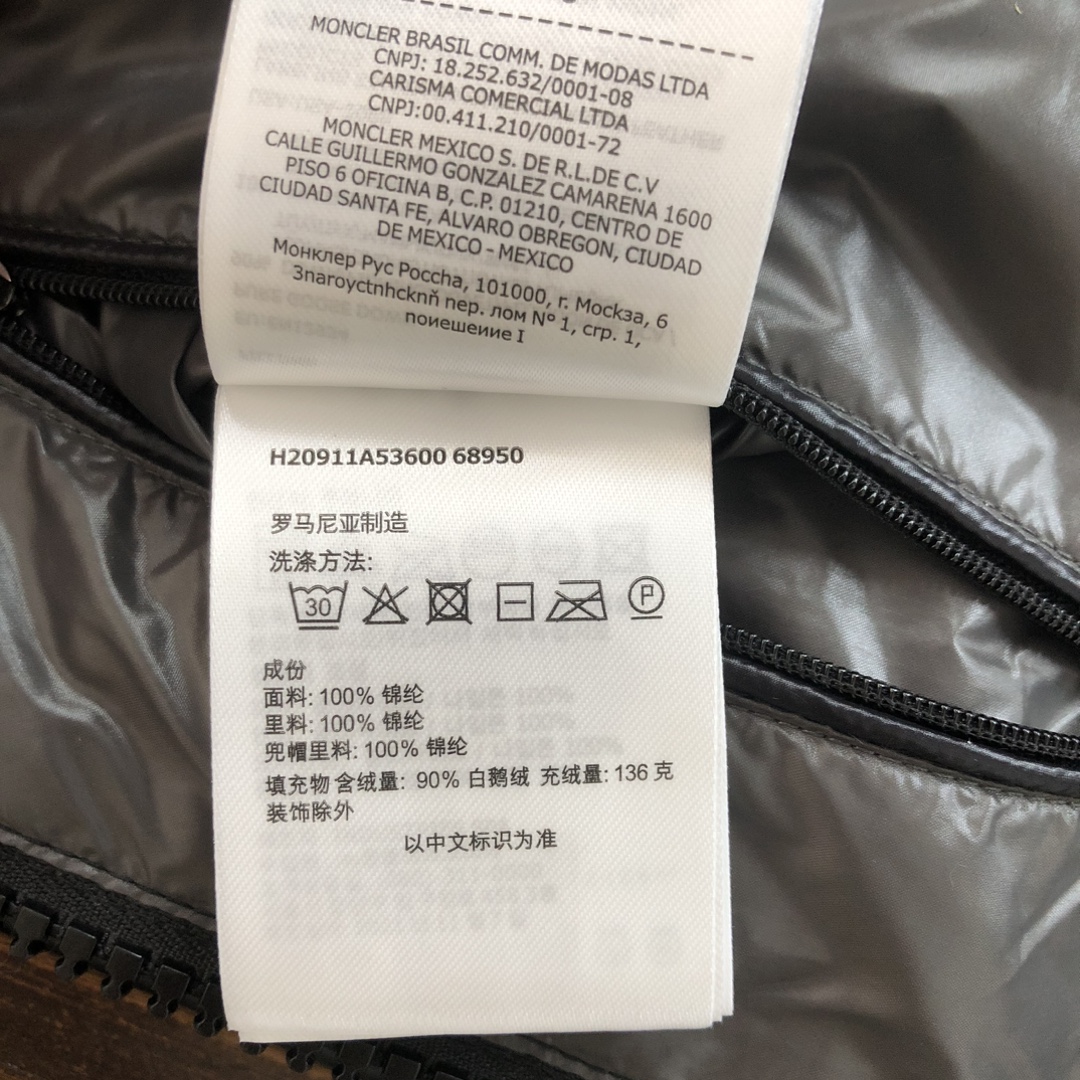 P500 #Moncler/蒙口 #MAYA玛雅 (顶级版本 鹅绒)陈奕迅明星同款 经典中的典范##男女款!
采用尼龙制成搭配标志性长方格绗缝,是Moncler风格典范。跨越季节与时尚的经典短款设计,具有个性鲜明的轮廓、可拆卸风帽和可调节下摆,袖标口袋羽绒服受到8年代标致性外套的影响,Maya以现代风格和尖端元素重新审视了Moncler档案中的造型,这是品牌在滑雪装备方面获得的专业成果。
无论在运动方面,还是在服饰风格,这件高性能和积极精神的夹克具有好胜者强烈要求夺冠的所有元素。
➖欧标90%白鹅绒,市面独家使用。
➖独家采用台湾原厂尼龙nylon内外面料。
➖辅料五金原厂定制,还原正品级品质。
SIZE:1-2-3-4-5-6▪️