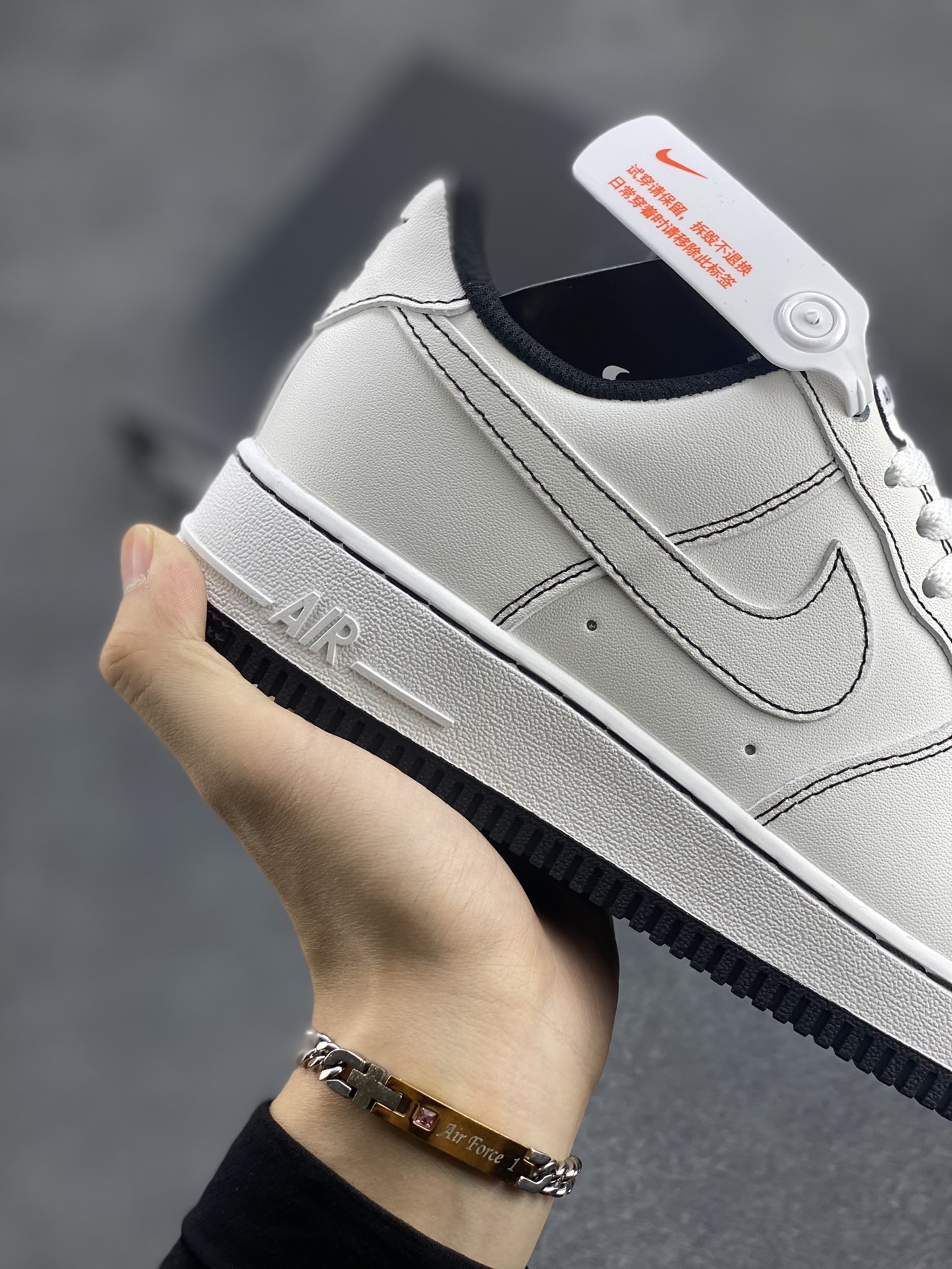 图片[6]-福利特价 Nike Air Force 1 Low 白黑缝线 空军一号低帮运动休闲板鞋 原楦头原纸板 打造纯正空军版型 专注外贸渠道 全掌内置蜂窝气垫 原盒配件 原厂中底钢印、拉帮完美 货号：CV1724-104 尺码：36 36.5 37.5 38 38.5 39 40 40.5 41 42 42.5 43 44 44.5 45-选品中心