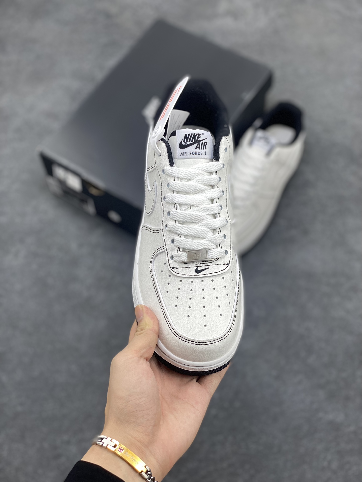 图片[2]-福利特价 Nike Air Force 1 Low 白黑缝线 空军一号低帮运动休闲板鞋 原楦头原纸板 打造纯正空军版型 专注外贸渠道 全掌内置蜂窝气垫 原盒配件 原厂中底钢印、拉帮完美 货号：CV1724-104 尺码：36 36.5 37.5 38 38.5 39 40 40.5 41 42 42.5 43 44 44.5 45-选品中心
