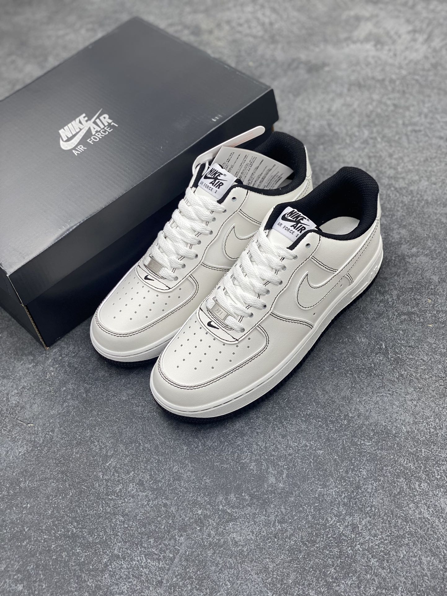 图片[8]-福利特价 Nike Air Force 1 Low 白黑缝线 空军一号低帮运动休闲板鞋 原楦头原纸板 打造纯正空军版型 专注外贸渠道 全掌内置蜂窝气垫 原盒配件 原厂中底钢印、拉帮完美 货号：CV1724-104 尺码：36 36.5 37.5 38 38.5 39 40 40.5 41 42 42.5 43 44 44.5 45-选品中心