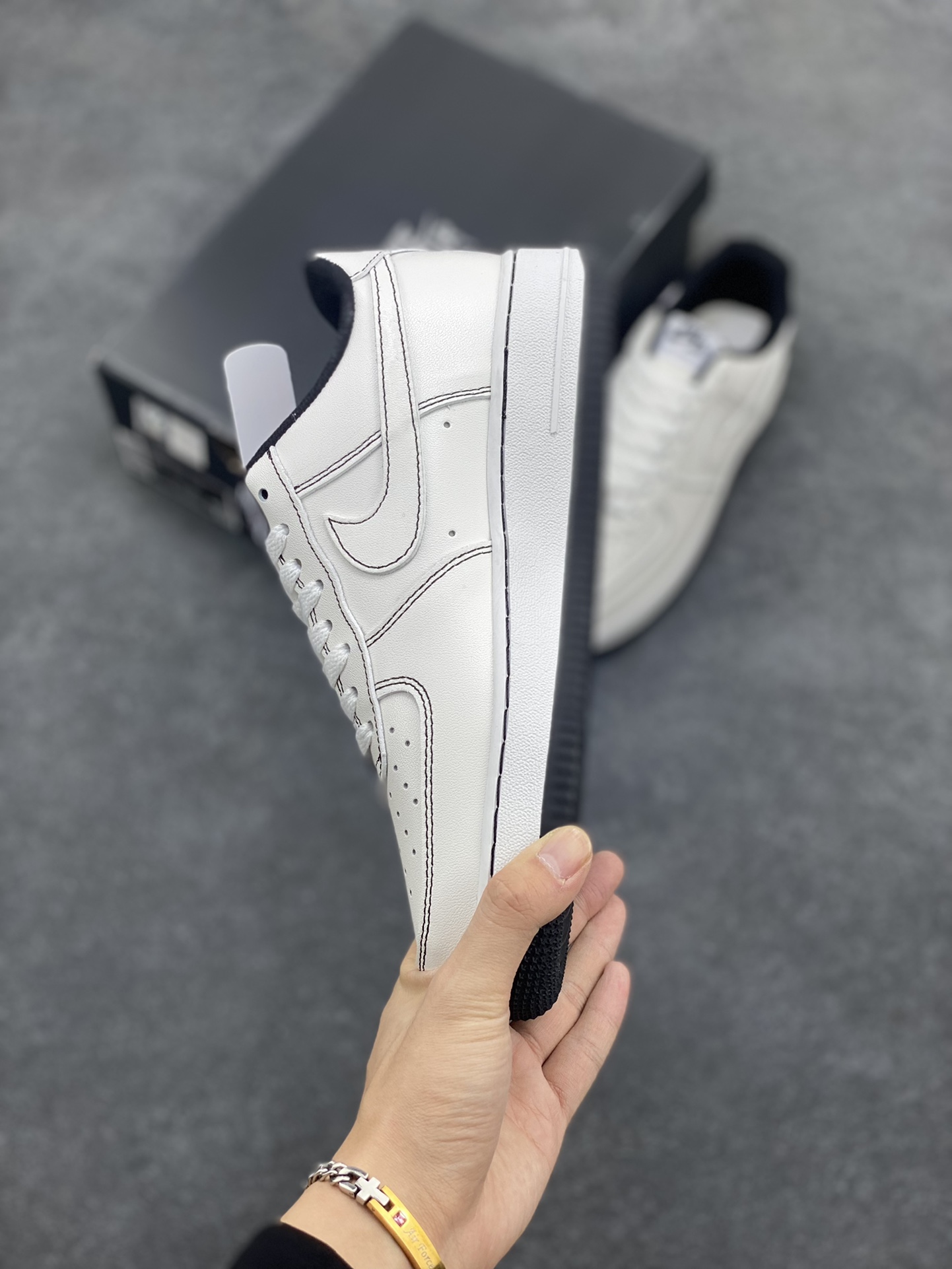 图片[3]-福利特价 Nike Air Force 1 Low 白黑缝线 空军一号低帮运动休闲板鞋 原楦头原纸板 打造纯正空军版型 专注外贸渠道 全掌内置蜂窝气垫 原盒配件 原厂中底钢印、拉帮完美 货号：CV1724-104 尺码：36 36.5 37.5 38 38.5 39 40 40.5 41 42 42.5 43 44 44.5 45-选品中心